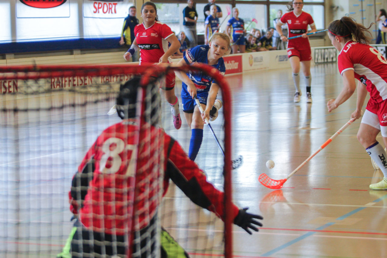 Hüenerweid (Dietlikon), 24.09.2017, Unihockey Damen U21 A 2. Runde, UHC Dietlikon - UH Red Lions Frauenfeld

(Claudio Schwarz, unihockey-fotos.ch)

Copyright: Claudio Schwarz, unihockey-fotos.ch – Dieses Bild wurde durch swiss unihockey lizenziert und darf ausschliesslich auf den Online-Kanälen von swiss unihockey verwendet werden. Die redaktionelle oder kommerzielle Nutzung durch Dritte (Medien, Vereine, Unternehmen oder Privatpersonen) per Download von diesem flickr-Account ist ausgeschlossen. Das Bild kann bei Interesse via unihockey-fotos.ch kostenpflichtig lizenziert werden. unihockey-fotos.ch behält sich vor, fehlbaren Medien, Vereinen, Unternehmen oder Privatpersonen Bilder mit einem Zuschlag in Rechnung zu stellen.