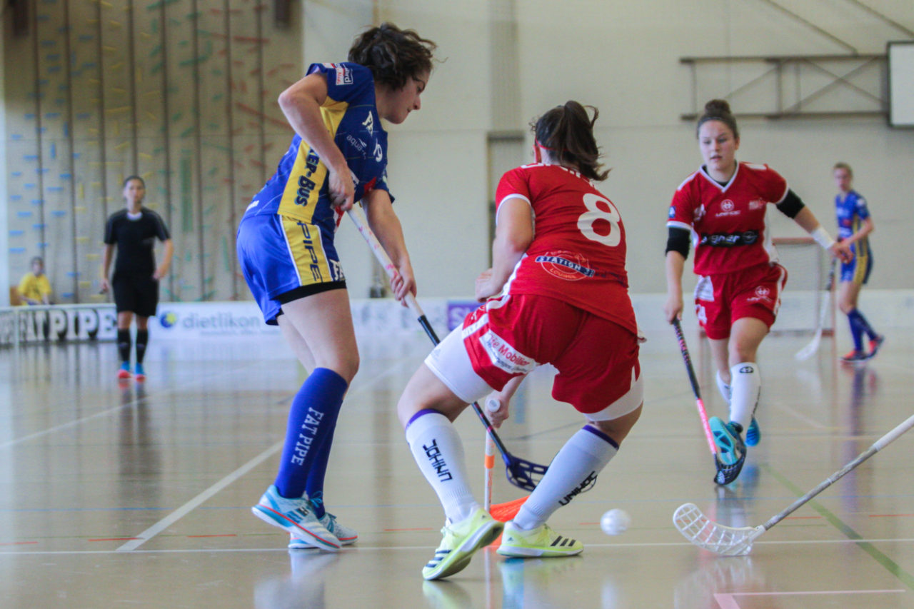Hüenerweid (Dietlikon), 24.09.2017, Unihockey Damen U21 A 2. Runde, UHC Dietlikon - UH Red Lions Frauenfeld

(Claudio Schwarz, unihockey-fotos.ch)

Copyright: Claudio Schwarz, unihockey-fotos.ch – Dieses Bild wurde durch swiss unihockey lizenziert und darf ausschliesslich auf den Online-Kanälen von swiss unihockey verwendet werden. Die redaktionelle oder kommerzielle Nutzung durch Dritte (Medien, Vereine, Unternehmen oder Privatpersonen) per Download von diesem flickr-Account ist ausgeschlossen. Das Bild kann bei Interesse via unihockey-fotos.ch kostenpflichtig lizenziert werden. unihockey-fotos.ch behält sich vor, fehlbaren Medien, Vereinen, Unternehmen oder Privatpersonen Bilder mit einem Zuschlag in Rechnung zu stellen.