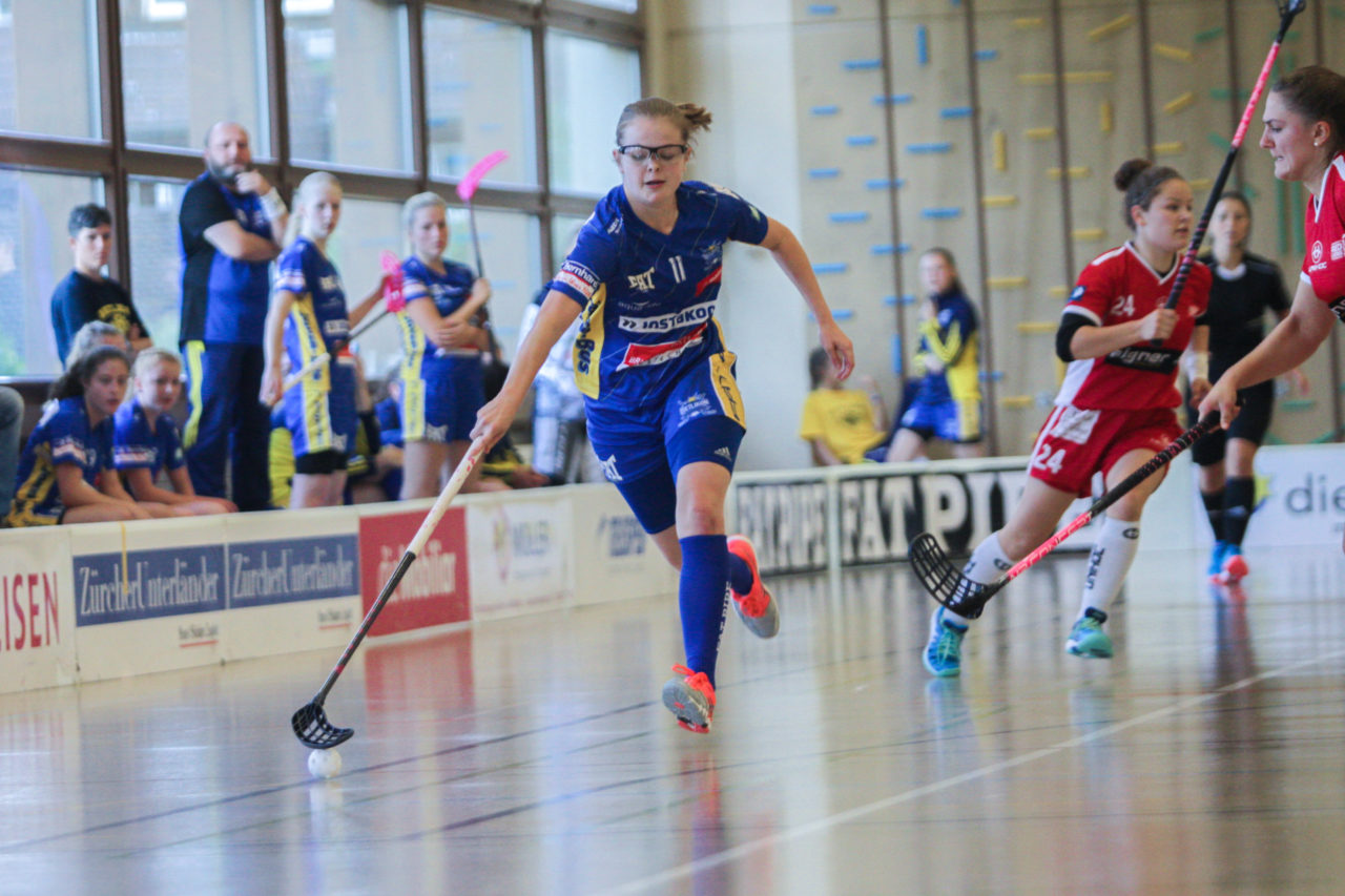 Hüenerweid (Dietlikon), 24.09.2017, Unihockey Damen U21 A 2. Runde, UHC Dietlikon - UH Red Lions Frauenfeld

(Claudio Schwarz, unihockey-fotos.ch)

Copyright: Claudio Schwarz, unihockey-fotos.ch – Dieses Bild wurde durch swiss unihockey lizenziert und darf ausschliesslich auf den Online-Kanälen von swiss unihockey verwendet werden. Die redaktionelle oder kommerzielle Nutzung durch Dritte (Medien, Vereine, Unternehmen oder Privatpersonen) per Download von diesem flickr-Account ist ausgeschlossen. Das Bild kann bei Interesse via unihockey-fotos.ch kostenpflichtig lizenziert werden. unihockey-fotos.ch behält sich vor, fehlbaren Medien, Vereinen, Unternehmen oder Privatpersonen Bilder mit einem Zuschlag in Rechnung zu stellen.