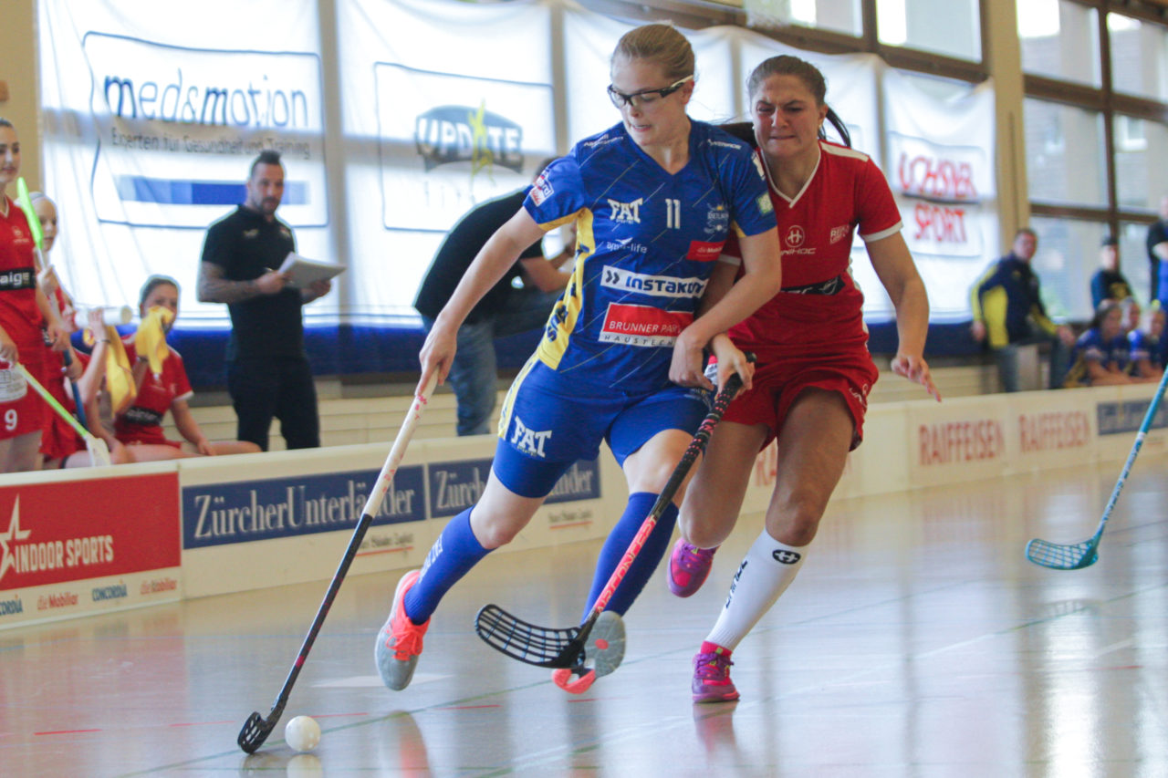 Hüenerweid (Dietlikon), 24.09.2017, Unihockey Damen U21 A 2. Runde, UHC Dietlikon - UH Red Lions Frauenfeld

(Claudio Schwarz, unihockey-fotos.ch)

Copyright: Claudio Schwarz, unihockey-fotos.ch – Dieses Bild wurde durch swiss unihockey lizenziert und darf ausschliesslich auf den Online-Kanälen von swiss unihockey verwendet werden. Die redaktionelle oder kommerzielle Nutzung durch Dritte (Medien, Vereine, Unternehmen oder Privatpersonen) per Download von diesem flickr-Account ist ausgeschlossen. Das Bild kann bei Interesse via unihockey-fotos.ch kostenpflichtig lizenziert werden. unihockey-fotos.ch behält sich vor, fehlbaren Medien, Vereinen, Unternehmen oder Privatpersonen Bilder mit einem Zuschlag in Rechnung zu stellen.