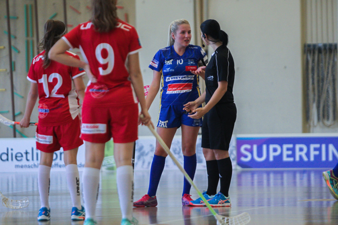 Hüenerweid (Dietlikon), 24.09.2017, Unihockey Damen U21 A 2. Runde, UHC Dietlikon - UH Red Lions Frauenfeld

(Claudio Schwarz, unihockey-fotos.ch)

Copyright: Claudio Schwarz, unihockey-fotos.ch – Dieses Bild wurde durch swiss unihockey lizenziert und darf ausschliesslich auf den Online-Kanälen von swiss unihockey verwendet werden. Die redaktionelle oder kommerzielle Nutzung durch Dritte (Medien, Vereine, Unternehmen oder Privatpersonen) per Download von diesem flickr-Account ist ausgeschlossen. Das Bild kann bei Interesse via unihockey-fotos.ch kostenpflichtig lizenziert werden. unihockey-fotos.ch behält sich vor, fehlbaren Medien, Vereinen, Unternehmen oder Privatpersonen Bilder mit einem Zuschlag in Rechnung zu stellen.