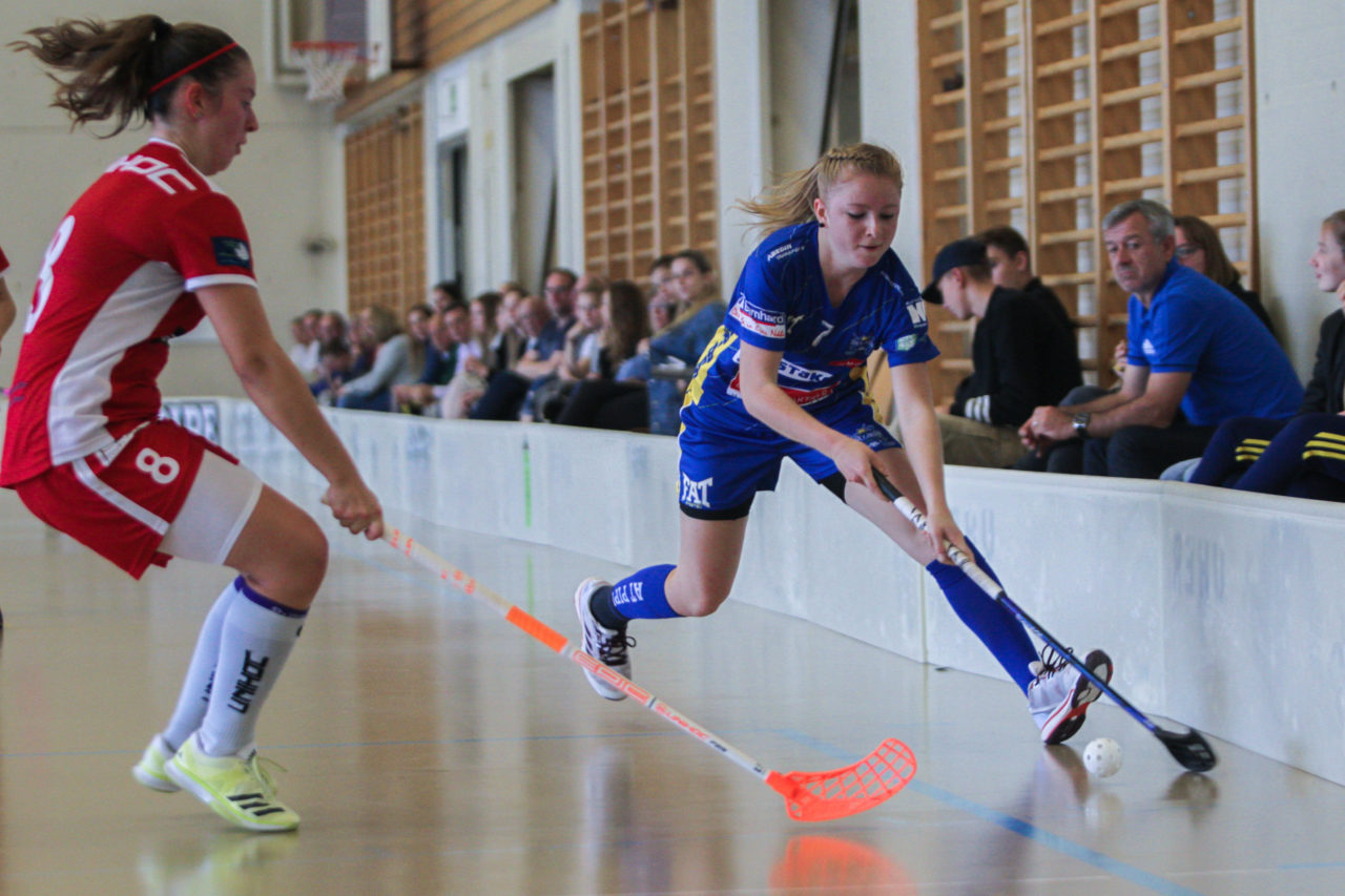 Hüenerweid (Dietlikon), 24.09.2017, Unihockey Damen U21 A 2. Runde, UHC Dietlikon - UH Red Lions Frauenfeld

(Claudio Schwarz, unihockey-fotos.ch)

Copyright: Claudio Schwarz, unihockey-fotos.ch – Dieses Bild wurde durch swiss unihockey lizenziert und darf ausschliesslich auf den Online-Kanälen von swiss unihockey verwendet werden. Die redaktionelle oder kommerzielle Nutzung durch Dritte (Medien, Vereine, Unternehmen oder Privatpersonen) per Download von diesem flickr-Account ist ausgeschlossen. Das Bild kann bei Interesse via unihockey-fotos.ch kostenpflichtig lizenziert werden. unihockey-fotos.ch behält sich vor, fehlbaren Medien, Vereinen, Unternehmen oder Privatpersonen Bilder mit einem Zuschlag in Rechnung zu stellen.