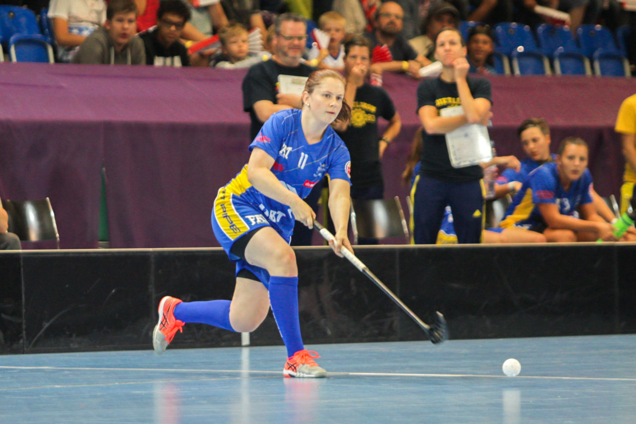 Saalsporthalle (Zürich), 02.09.2017, Unihockey Damen NLA Supercup, UHC Dietlikon - piranha chur, Laura Bürgi (Nr. 11, UHC Dietlikon) spielt einen Pass

(Claudio Schwarz, unihockey-fotos.ch)

Copyright: Claudio Schwarz, unihockey-fotos.ch – Dieses Bild wurde durch swiss unihockey lizenziert und darf ausschliesslich auf den Online-Kanälen von swiss unihockey verwendet werden. Die redaktionelle oder kommerzielle Nutzung durch Dritte (Medien, Vereine, Unternehmen oder Privatpersonen) per Download von diesem flickr-Account ist ausgeschlossen. Das Bild kann bei Interesse via unihockey-fotos.ch kostenpflichtig lizenziert werden. unihockey-fotos.ch behält sich vor, fehlbaren Medien, Vereinen, Unternehmen oder Privatpersonen Bilder mit einem Zuschlag in Rechnung zu stellen.