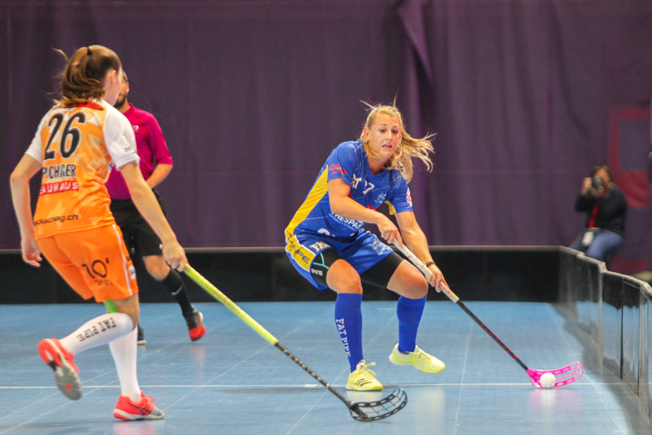 Saalsporthalle (Zürich), 02.09.2017, Unihockey Damen NLA Supercup, UHC Dietlikon - piranha chur, Andrea Streiff (Nr. 37, UHC Dietlikon) spielt einen Pass

(Claudio Schwarz, unihockey-fotos.ch)

Copyright: Claudio Schwarz, unihockey-fotos.ch – Dieses Bild wurde durch swiss unihockey lizenziert und darf ausschliesslich auf den Online-Kanälen von swiss unihockey verwendet werden. Die redaktionelle oder kommerzielle Nutzung durch Dritte (Medien, Vereine, Unternehmen oder Privatpersonen) per Download von diesem flickr-Account ist ausgeschlossen. Das Bild kann bei Interesse via unihockey-fotos.ch kostenpflichtig lizenziert werden. unihockey-fotos.ch behält sich vor, fehlbaren Medien, Vereinen, Unternehmen oder Privatpersonen Bilder mit einem Zuschlag in Rechnung zu stellen.