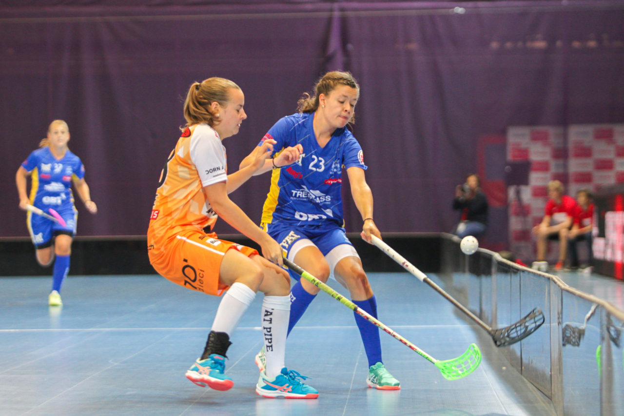 Saalsporthalle (Zürich), 02.09.2017, Unihockey Damen NLA Supercup, UHC Dietlikon - piranha chur, Isabelle Gerig (Nr. 23, UHC Dietlikon) blockt den Ball

(Claudio Schwarz, unihockey-fotos.ch)

Copyright: Claudio Schwarz, unihockey-fotos.ch – Dieses Bild wurde durch swiss unihockey lizenziert und darf ausschliesslich auf den Online-Kanälen von swiss unihockey verwendet werden. Die redaktionelle oder kommerzielle Nutzung durch Dritte (Medien, Vereine, Unternehmen oder Privatpersonen) per Download von diesem flickr-Account ist ausgeschlossen. Das Bild kann bei Interesse via unihockey-fotos.ch kostenpflichtig lizenziert werden. unihockey-fotos.ch behält sich vor, fehlbaren Medien, Vereinen, Unternehmen oder Privatpersonen Bilder mit einem Zuschlag in Rechnung zu stellen.