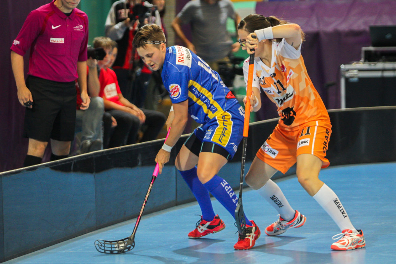 Saalsporthalle (Zürich), 02.09.2017, Unihockey Damen NLA Supercup, UHC Dietlikon - piranha chur, Julia Suter (Nr. 19, UHC Dietlikon) vor Nadine Handl (Nr. 11, piranha chur) am Ball

(Claudio Schwarz, unihockey-fotos.ch)

Copyright: Claudio Schwarz, unihockey-fotos.ch – Dieses Bild wurde durch swiss unihockey lizenziert und darf ausschliesslich auf den Online-Kanälen von swiss unihockey verwendet werden. Die redaktionelle oder kommerzielle Nutzung durch Dritte (Medien, Vereine, Unternehmen oder Privatpersonen) per Download von diesem flickr-Account ist ausgeschlossen. Das Bild kann bei Interesse via unihockey-fotos.ch kostenpflichtig lizenziert werden. unihockey-fotos.ch behält sich vor, fehlbaren Medien, Vereinen, Unternehmen oder Privatpersonen Bilder mit einem Zuschlag in Rechnung zu stellen.