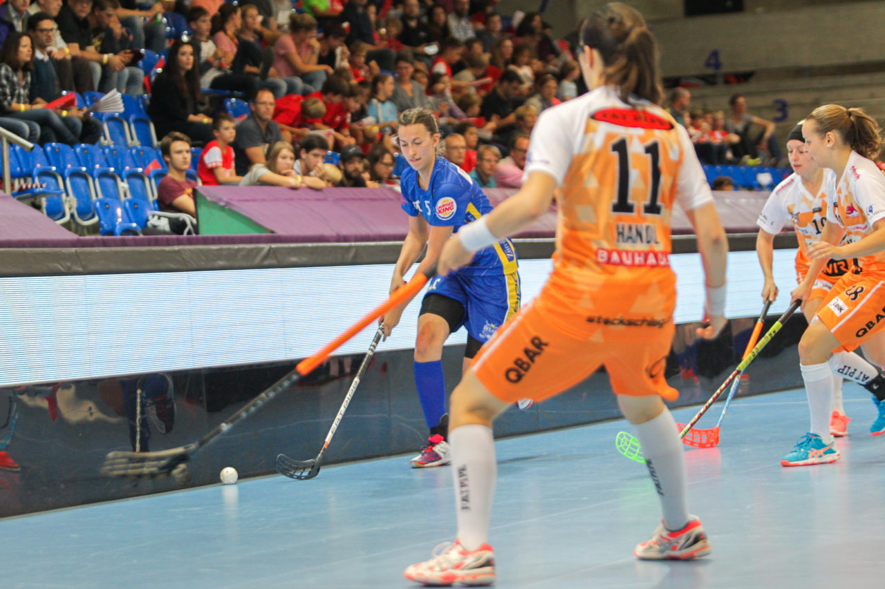 Saalsporthalle (Zürich), 02.09.2017, Unihockey Damen NLA Supercup, UHC Dietlikon - piranha chur, Andrea Gämperli (Nr. 5, UHC Dietlikon) spielt einen Pass

(Claudio Schwarz, unihockey-fotos.ch)

Copyright: Claudio Schwarz, unihockey-fotos.ch – Dieses Bild wurde durch swiss unihockey lizenziert und darf ausschliesslich auf den Online-Kanälen von swiss unihockey verwendet werden. Die redaktionelle oder kommerzielle Nutzung durch Dritte (Medien, Vereine, Unternehmen oder Privatpersonen) per Download von diesem flickr-Account ist ausgeschlossen. Das Bild kann bei Interesse via unihockey-fotos.ch kostenpflichtig lizenziert werden. unihockey-fotos.ch behält sich vor, fehlbaren Medien, Vereinen, Unternehmen oder Privatpersonen Bilder mit einem Zuschlag in Rechnung zu stellen.