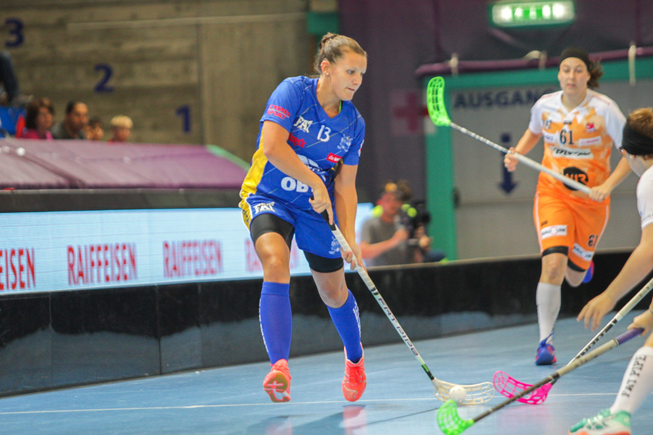 Saalsporthalle (Zürich), 02.09.2017, Unihockey Damen NLA Supercup, UHC Dietlikon - piranha chur, Linda Pedrazzoli (Nr. 13, UHC Dietlikon) am Ball

(Claudio Schwarz, unihockey-fotos.ch)

Copyright: Claudio Schwarz, unihockey-fotos.ch – Dieses Bild wurde durch swiss unihockey lizenziert und darf ausschliesslich auf den Online-Kanälen von swiss unihockey verwendet werden. Die redaktionelle oder kommerzielle Nutzung durch Dritte (Medien, Vereine, Unternehmen oder Privatpersonen) per Download von diesem flickr-Account ist ausgeschlossen. Das Bild kann bei Interesse via unihockey-fotos.ch kostenpflichtig lizenziert werden. unihockey-fotos.ch behält sich vor, fehlbaren Medien, Vereinen, Unternehmen oder Privatpersonen Bilder mit einem Zuschlag in Rechnung zu stellen.