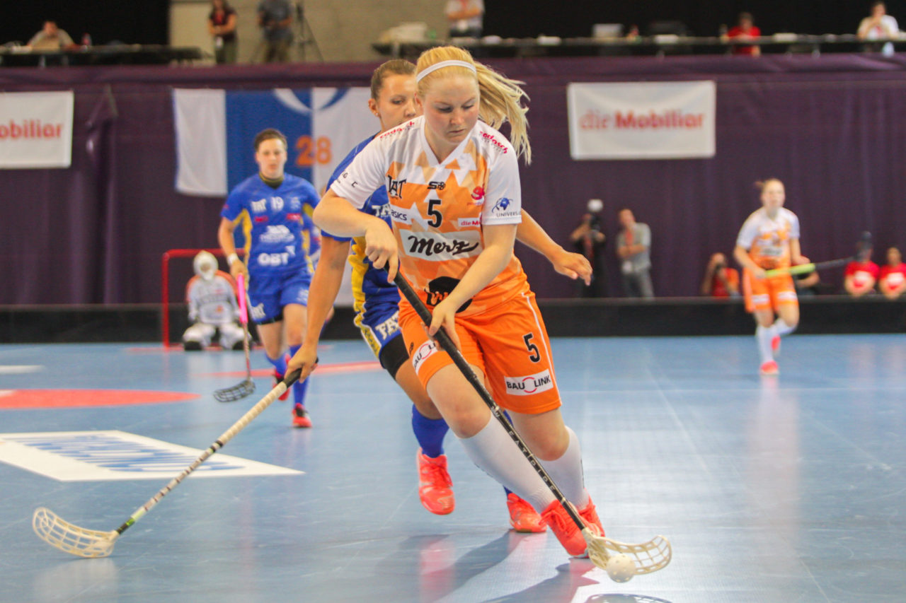 Saalsporthalle (Zürich), 02.09.2017, Unihockey Damen NLA Supercup, UHC Dietlikon - piranha chur, Silja Eskelinen (Nr. 5, piranha chur) vor Linda Pedrazzoli (Nr. 13, UHC Dietlikon) am Ball

(Claudio Schwarz, unihockey-fotos.ch)

Copyright: Claudio Schwarz, unihockey-fotos.ch – Dieses Bild wurde durch swiss unihockey lizenziert und darf ausschliesslich auf den Online-Kanälen von swiss unihockey verwendet werden. Die redaktionelle oder kommerzielle Nutzung durch Dritte (Medien, Vereine, Unternehmen oder Privatpersonen) per Download von diesem flickr-Account ist ausgeschlossen. Das Bild kann bei Interesse via unihockey-fotos.ch kostenpflichtig lizenziert werden. unihockey-fotos.ch behält sich vor, fehlbaren Medien, Vereinen, Unternehmen oder Privatpersonen Bilder mit einem Zuschlag in Rechnung zu stellen.