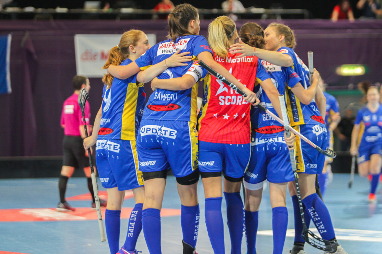 Saalsporthalle (Zürich), 02.09.2017, Unihockey Damen NLA Supercup, UHC Dietlikon - piranha chur, Dietlikons Jubel zum 2:2

(Claudio Schwarz, unihockey-fotos.ch)

Copyright: Claudio Schwarz, unihockey-fotos.ch – Dieses Bild wurde durch swiss unihockey lizenziert und darf ausschliesslich auf den Online-Kanälen von swiss unihockey verwendet werden. Die redaktionelle oder kommerzielle Nutzung durch Dritte (Medien, Vereine, Unternehmen oder Privatpersonen) per Download von diesem flickr-Account ist ausgeschlossen. Das Bild kann bei Interesse via unihockey-fotos.ch kostenpflichtig lizenziert werden. unihockey-fotos.ch behält sich vor, fehlbaren Medien, Vereinen, Unternehmen oder Privatpersonen Bilder mit einem Zuschlag in Rechnung zu stellen.