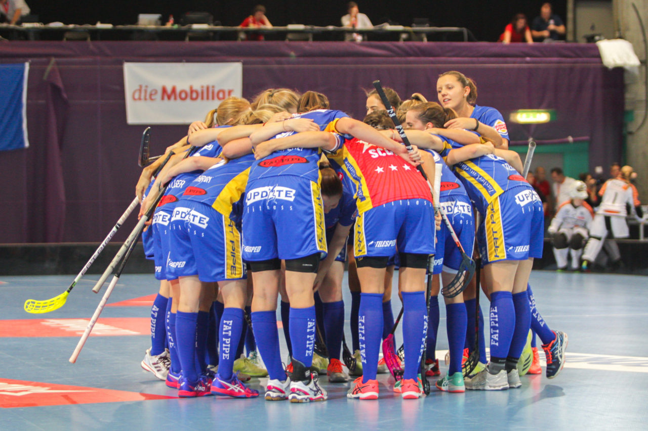 Saalsporthalle (Zürich), 02.09.2017, Unihockey Damen NLA Supercup, UHC Dietlikon - piranha chur, Dietlikons Jubel zum 2:2

(Claudio Schwarz, unihockey-fotos.ch)

Copyright: Claudio Schwarz, unihockey-fotos.ch – Dieses Bild wurde durch swiss unihockey lizenziert und darf ausschliesslich auf den Online-Kanälen von swiss unihockey verwendet werden. Die redaktionelle oder kommerzielle Nutzung durch Dritte (Medien, Vereine, Unternehmen oder Privatpersonen) per Download von diesem flickr-Account ist ausgeschlossen. Das Bild kann bei Interesse via unihockey-fotos.ch kostenpflichtig lizenziert werden. unihockey-fotos.ch behält sich vor, fehlbaren Medien, Vereinen, Unternehmen oder Privatpersonen Bilder mit einem Zuschlag in Rechnung zu stellen.
