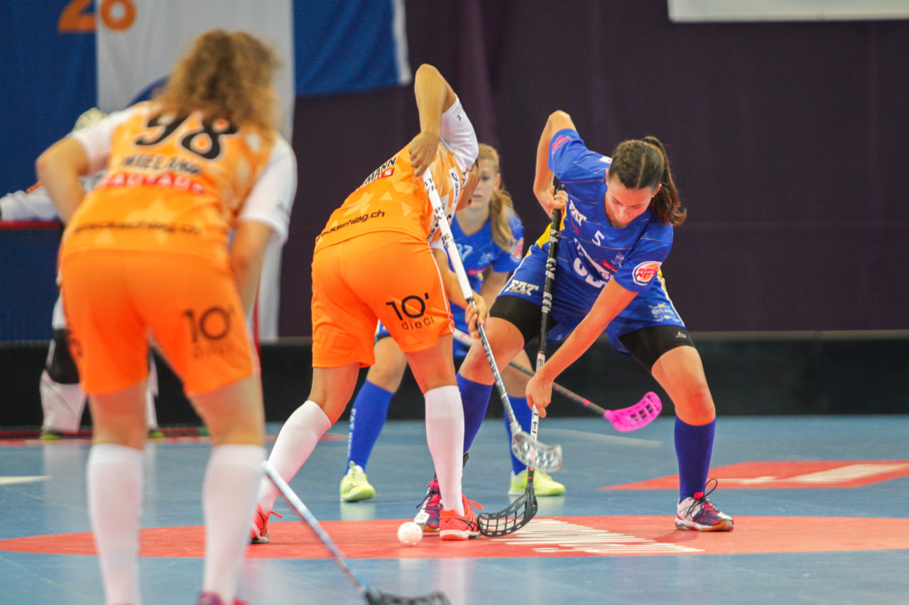 Saalsporthalle (Zürich), 02.09.2017, Unihockey Damen NLA Supercup, UHC Dietlikon - piranha chur, Andrea Gämperli (Nr. 5, UHC Dietlikon) gegen Corin Rüttimann (Nr. 21, piranha chur) beim Anspiel

(Claudio Schwarz, unihockey-fotos.ch)

Copyright: Claudio Schwarz, unihockey-fotos.ch – Dieses Bild wurde durch swiss unihockey lizenziert und darf ausschliesslich auf den Online-Kanälen von swiss unihockey verwendet werden. Die redaktionelle oder kommerzielle Nutzung durch Dritte (Medien, Vereine, Unternehmen oder Privatpersonen) per Download von diesem flickr-Account ist ausgeschlossen. Das Bild kann bei Interesse via unihockey-fotos.ch kostenpflichtig lizenziert werden. unihockey-fotos.ch behält sich vor, fehlbaren Medien, Vereinen, Unternehmen oder Privatpersonen Bilder mit einem Zuschlag in Rechnung zu stellen.