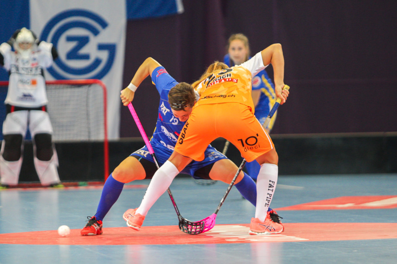 Saalsporthalle (Zürich), 02.09.2017, Unihockey Damen NLA Supercup, UHC Dietlikon - piranha chur, Julia Suter (Nr. 19, UHC Dietlikon) gegen Chiara Rensch (Nr. 23, piranha chur) beim Anspiel

(Claudio Schwarz, unihockey-fotos.ch)

Copyright: Claudio Schwarz, unihockey-fotos.ch – Dieses Bild wurde durch swiss unihockey lizenziert und darf ausschliesslich auf den Online-Kanälen von swiss unihockey verwendet werden. Die redaktionelle oder kommerzielle Nutzung durch Dritte (Medien, Vereine, Unternehmen oder Privatpersonen) per Download von diesem flickr-Account ist ausgeschlossen. Das Bild kann bei Interesse via unihockey-fotos.ch kostenpflichtig lizenziert werden. unihockey-fotos.ch behält sich vor, fehlbaren Medien, Vereinen, Unternehmen oder Privatpersonen Bilder mit einem Zuschlag in Rechnung zu stellen.