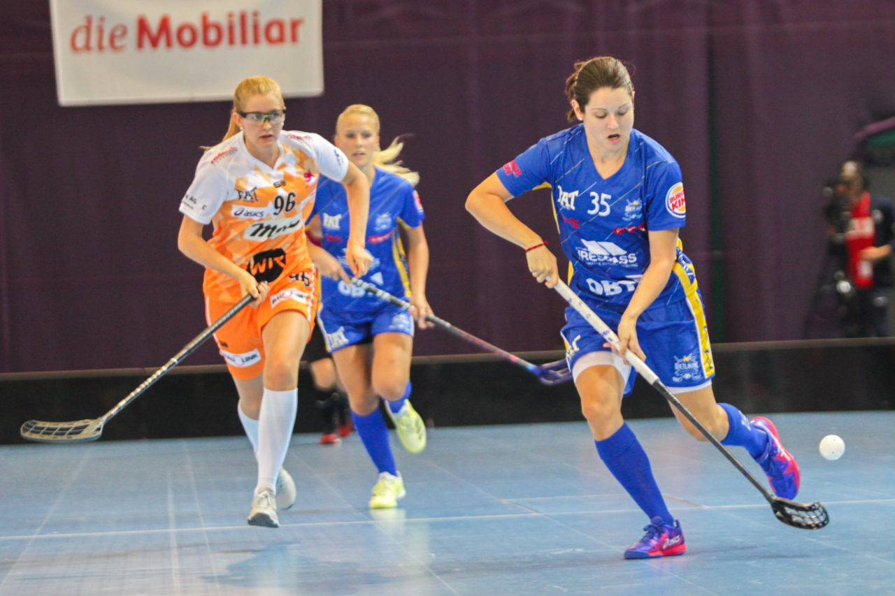 Saalsporthalle (Zürich), 02.09.2017, Unihockey Damen NLA Supercup, UHC Dietlikon - piranha chur, Christelle Wohlhauser (Nr. 35, UHC Dietlikon) am Ball

(Claudio Schwarz, unihockey-fotos.ch)

Copyright: Claudio Schwarz, unihockey-fotos.ch – Dieses Bild wurde durch swiss unihockey lizenziert und darf ausschliesslich auf den Online-Kanälen von swiss unihockey verwendet werden. Die redaktionelle oder kommerzielle Nutzung durch Dritte (Medien, Vereine, Unternehmen oder Privatpersonen) per Download von diesem flickr-Account ist ausgeschlossen. Das Bild kann bei Interesse via unihockey-fotos.ch kostenpflichtig lizenziert werden. unihockey-fotos.ch behält sich vor, fehlbaren Medien, Vereinen, Unternehmen oder Privatpersonen Bilder mit einem Zuschlag in Rechnung zu stellen.