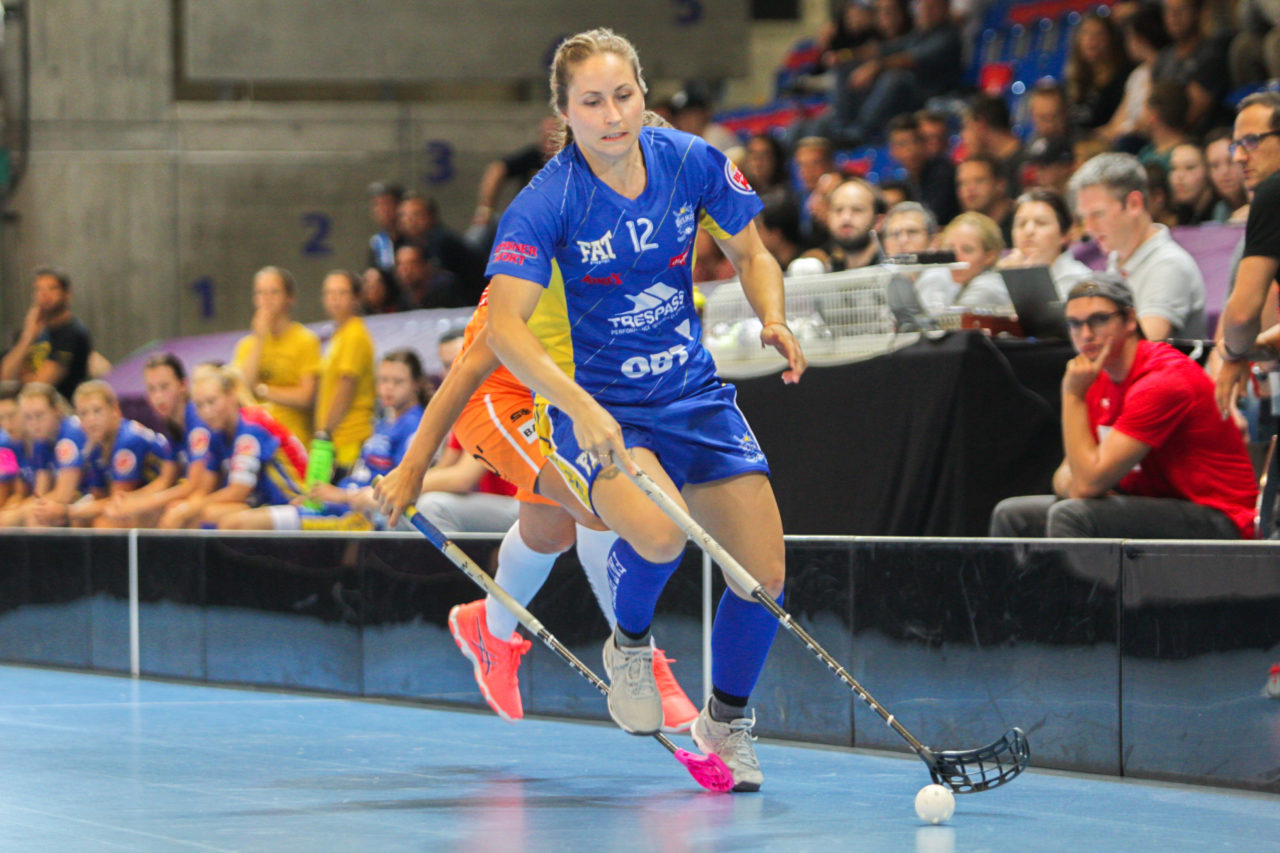 Saalsporthalle (Zürich), 02.09.2017, Unihockey Damen NLA Supercup, UHC Dietlikon - piranha chur, Tanja Stella (Nr. 12, UHC Dietlikon) zieht durch

(Claudio Schwarz, unihockey-fotos.ch)

Copyright: Claudio Schwarz, unihockey-fotos.ch – Dieses Bild wurde durch swiss unihockey lizenziert und darf ausschliesslich auf den Online-Kanälen von swiss unihockey verwendet werden. Die redaktionelle oder kommerzielle Nutzung durch Dritte (Medien, Vereine, Unternehmen oder Privatpersonen) per Download von diesem flickr-Account ist ausgeschlossen. Das Bild kann bei Interesse via unihockey-fotos.ch kostenpflichtig lizenziert werden. unihockey-fotos.ch behält sich vor, fehlbaren Medien, Vereinen, Unternehmen oder Privatpersonen Bilder mit einem Zuschlag in Rechnung zu stellen.