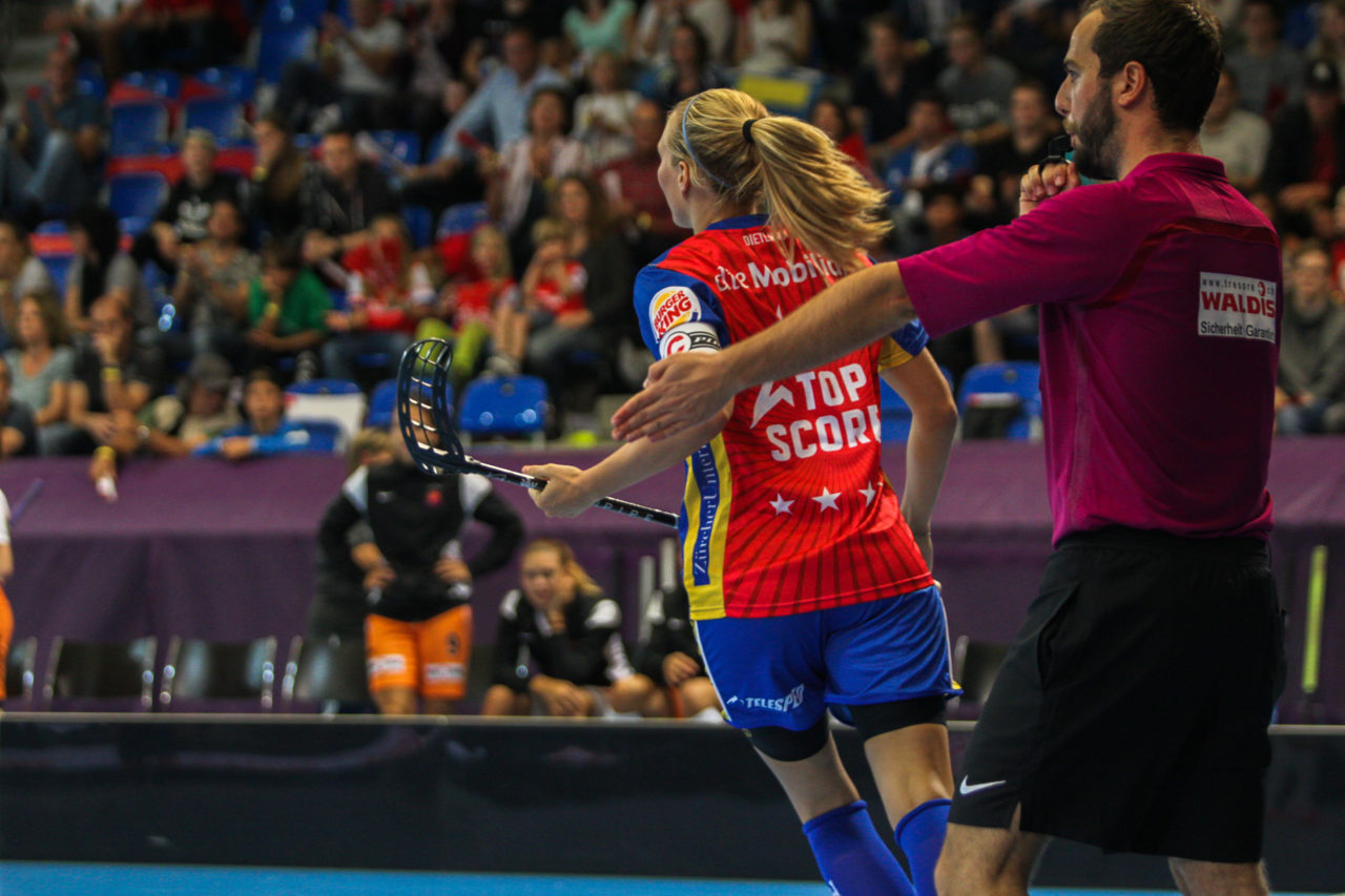 Saalsporthalle (Zürich), 02.09.2017, Unihockey Damen NLA Supercup, UHC Dietlikon - piranha chur, Michelle Wiki (Nr. 6, UHC Dietlikon) bejubelt das 3:5

(Claudio Schwarz, unihockey-fotos.ch)

Copyright: Claudio Schwarz, unihockey-fotos.ch – Dieses Bild wurde durch swiss unihockey lizenziert und darf ausschliesslich auf den Online-Kanälen von swiss unihockey verwendet werden. Die redaktionelle oder kommerzielle Nutzung durch Dritte (Medien, Vereine, Unternehmen oder Privatpersonen) per Download von diesem flickr-Account ist ausgeschlossen. Das Bild kann bei Interesse via unihockey-fotos.ch kostenpflichtig lizenziert werden. unihockey-fotos.ch behält sich vor, fehlbaren Medien, Vereinen, Unternehmen oder Privatpersonen Bilder mit einem Zuschlag in Rechnung zu stellen.