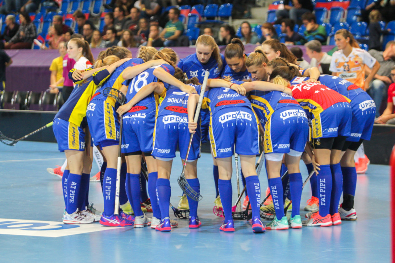 Saalsporthalle (Zürich), 02.09.2017, Unihockey Damen NLA Supercup, UHC Dietlikon - piranha chur, Torjubel UHC Dietlikon nach dem 3:5

(Claudio Schwarz, unihockey-fotos.ch)

Copyright: Claudio Schwarz, unihockey-fotos.ch – Dieses Bild wurde durch swiss unihockey lizenziert und darf ausschliesslich auf den Online-Kanälen von swiss unihockey verwendet werden. Die redaktionelle oder kommerzielle Nutzung durch Dritte (Medien, Vereine, Unternehmen oder Privatpersonen) per Download von diesem flickr-Account ist ausgeschlossen. Das Bild kann bei Interesse via unihockey-fotos.ch kostenpflichtig lizenziert werden. unihockey-fotos.ch behält sich vor, fehlbaren Medien, Vereinen, Unternehmen oder Privatpersonen Bilder mit einem Zuschlag in Rechnung zu stellen.