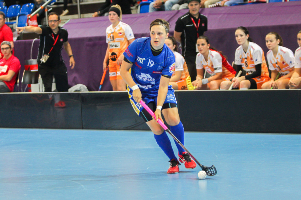 Saalsporthalle (Zürich), 02.09.2017, Unihockey Damen NLA Supercup, UHC Dietlikon - piranha chur, Julia Suter (Nr. 19, UHC Dietlikon) am Ball

(Claudio Schwarz, unihockey-fotos.ch)

Copyright: Claudio Schwarz, unihockey-fotos.ch – Dieses Bild wurde durch swiss unihockey lizenziert und darf ausschliesslich auf den Online-Kanälen von swiss unihockey verwendet werden. Die redaktionelle oder kommerzielle Nutzung durch Dritte (Medien, Vereine, Unternehmen oder Privatpersonen) per Download von diesem flickr-Account ist ausgeschlossen. Das Bild kann bei Interesse via unihockey-fotos.ch kostenpflichtig lizenziert werden. unihockey-fotos.ch behält sich vor, fehlbaren Medien, Vereinen, Unternehmen oder Privatpersonen Bilder mit einem Zuschlag in Rechnung zu stellen.