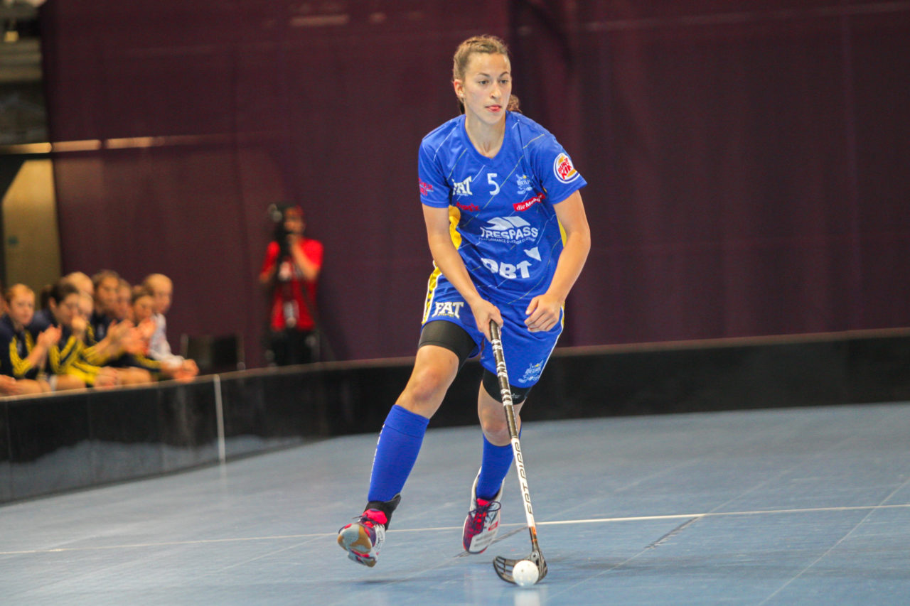 Saalsporthalle (Zürich), 02.09.2017, Unihockey Damen NLA Supercup, UHC Dietlikon - piranha chur, Andrea Gämperli (Nr. 5, UHC Dietlikon) am Ball

(Claudio Schwarz, unihockey-fotos.ch)

Copyright: Claudio Schwarz, unihockey-fotos.ch – Dieses Bild wurde durch swiss unihockey lizenziert und darf ausschliesslich auf den Online-Kanälen von swiss unihockey verwendet werden. Die redaktionelle oder kommerzielle Nutzung durch Dritte (Medien, Vereine, Unternehmen oder Privatpersonen) per Download von diesem flickr-Account ist ausgeschlossen. Das Bild kann bei Interesse via unihockey-fotos.ch kostenpflichtig lizenziert werden. unihockey-fotos.ch behält sich vor, fehlbaren Medien, Vereinen, Unternehmen oder Privatpersonen Bilder mit einem Zuschlag in Rechnung zu stellen.