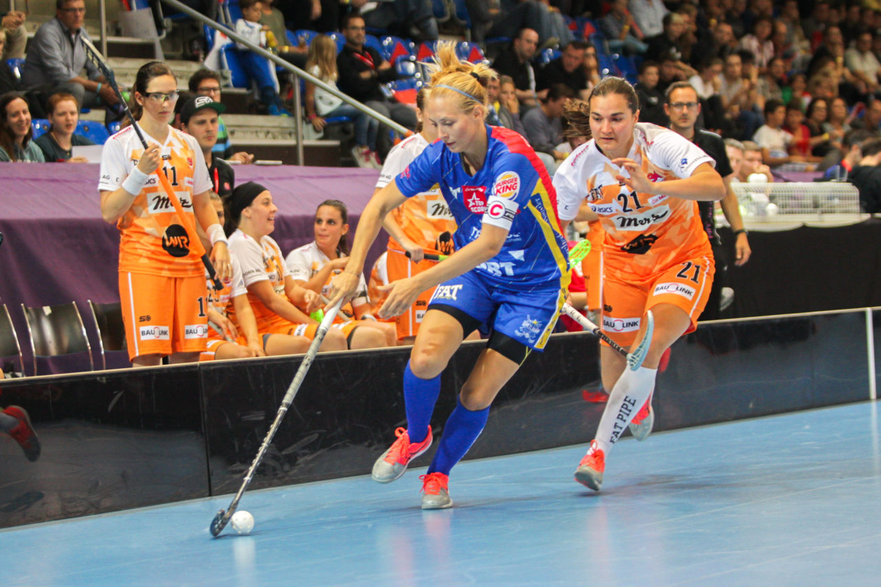 Saalsporthalle (Zürich), 02.09.2017, Unihockey Damen NLA Supercup, UHC Dietlikon - piranha chur, Michelle Wiki (Nr. 6, UHC Dietlikon) zieht Corin Rüttimann (Nr. 21, piranha chur) davon

(Claudio Schwarz, unihockey-fotos.ch)

Copyright: Claudio Schwarz, unihockey-fotos.ch – Dieses Bild wurde durch swiss unihockey lizenziert und darf ausschliesslich auf den Online-Kanälen von swiss unihockey verwendet werden. Die redaktionelle oder kommerzielle Nutzung durch Dritte (Medien, Vereine, Unternehmen oder Privatpersonen) per Download von diesem flickr-Account ist ausgeschlossen. Das Bild kann bei Interesse via unihockey-fotos.ch kostenpflichtig lizenziert werden. unihockey-fotos.ch behält sich vor, fehlbaren Medien, Vereinen, Unternehmen oder Privatpersonen Bilder mit einem Zuschlag in Rechnung zu stellen.