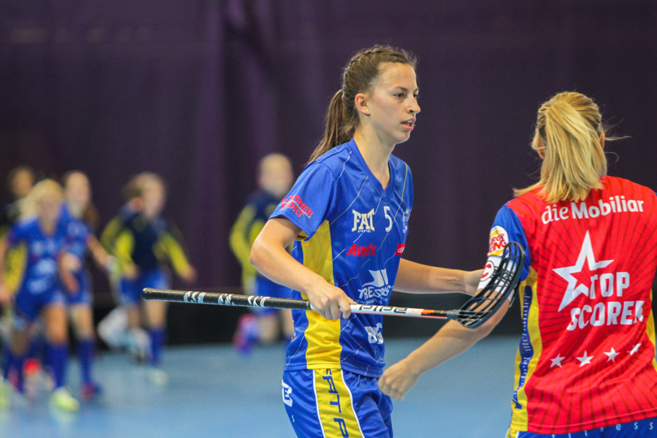 Saalsporthalle (Zürich), 02.09.2017, Unihockey Damen NLA Supercup, UHC Dietlikon - piranha chur, Andrea Gämperli (Nr. 5, UHC Dietlikon) und Michelle Wiki (Nr. 6, UHC Dietlikon) bejubeln ein Tor

(Claudio Schwarz, unihockey-fotos.ch)

Copyright: Claudio Schwarz, unihockey-fotos.ch – Dieses Bild wurde durch swiss unihockey lizenziert und darf ausschliesslich auf den Online-Kanälen von swiss unihockey verwendet werden. Die redaktionelle oder kommerzielle Nutzung durch Dritte (Medien, Vereine, Unternehmen oder Privatpersonen) per Download von diesem flickr-Account ist ausgeschlossen. Das Bild kann bei Interesse via unihockey-fotos.ch kostenpflichtig lizenziert werden. unihockey-fotos.ch behält sich vor, fehlbaren Medien, Vereinen, Unternehmen oder Privatpersonen Bilder mit einem Zuschlag in Rechnung zu stellen.