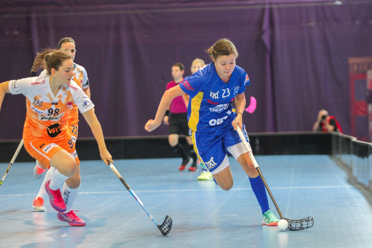 Saalsporthalle (Zürich), 02.09.2017, Unihockey Damen NLA Supercup, UHC Dietlikon - piranha chur, Isabelle Gerig (Nr. 23, UHC Dietlikon) zieht Lina Wieland (Nr. 98, piranha chur) davon

(Claudio Schwarz, unihockey-fotos.ch)

Copyright: Claudio Schwarz, unihockey-fotos.ch – Dieses Bild wurde durch swiss unihockey lizenziert und darf ausschliesslich auf den Online-Kanälen von swiss unihockey verwendet werden. Die redaktionelle oder kommerzielle Nutzung durch Dritte (Medien, Vereine, Unternehmen oder Privatpersonen) per Download von diesem flickr-Account ist ausgeschlossen. Das Bild kann bei Interesse via unihockey-fotos.ch kostenpflichtig lizenziert werden. unihockey-fotos.ch behält sich vor, fehlbaren Medien, Vereinen, Unternehmen oder Privatpersonen Bilder mit einem Zuschlag in Rechnung zu stellen.