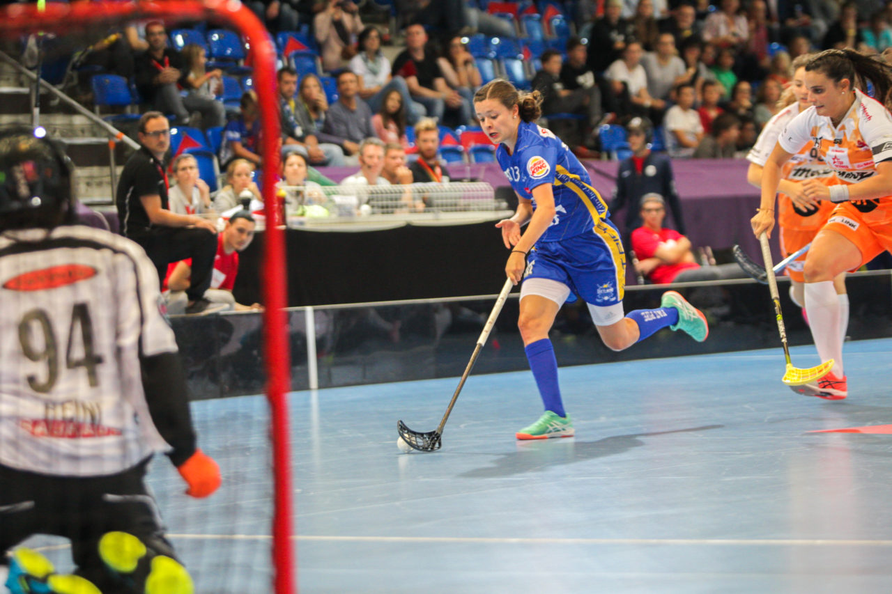 Saalsporthalle (Zürich), 02.09.2017, Unihockey Damen NLA Supercup, UHC Dietlikon - piranha chur, Isabelle Gerig (Nr. 23, UHC Dietlikon) mit einem Abschluss

(Claudio Schwarz, unihockey-fotos.ch)

Copyright: Claudio Schwarz, unihockey-fotos.ch – Dieses Bild wurde durch swiss unihockey lizenziert und darf ausschliesslich auf den Online-Kanälen von swiss unihockey verwendet werden. Die redaktionelle oder kommerzielle Nutzung durch Dritte (Medien, Vereine, Unternehmen oder Privatpersonen) per Download von diesem flickr-Account ist ausgeschlossen. Das Bild kann bei Interesse via unihockey-fotos.ch kostenpflichtig lizenziert werden. unihockey-fotos.ch behält sich vor, fehlbaren Medien, Vereinen, Unternehmen oder Privatpersonen Bilder mit einem Zuschlag in Rechnung zu stellen.