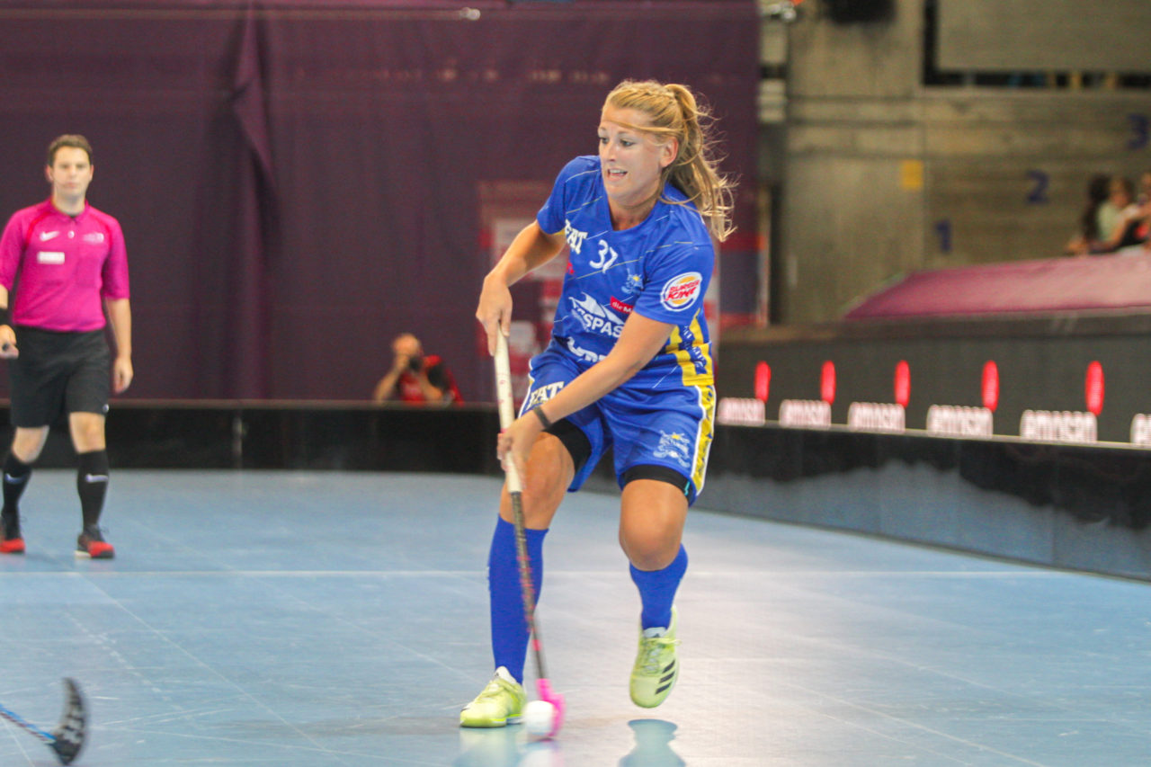 Saalsporthalle (Zürich), 02.09.2017, Unihockey Damen NLA Supercup, UHC Dietlikon - piranha chur, Andrea Streiff (Nr. 37, UHC Dietlikon) spielt einen Pass

(Claudio Schwarz, unihockey-fotos.ch)

Copyright: Claudio Schwarz, unihockey-fotos.ch – Dieses Bild wurde durch swiss unihockey lizenziert und darf ausschliesslich auf den Online-Kanälen von swiss unihockey verwendet werden. Die redaktionelle oder kommerzielle Nutzung durch Dritte (Medien, Vereine, Unternehmen oder Privatpersonen) per Download von diesem flickr-Account ist ausgeschlossen. Das Bild kann bei Interesse via unihockey-fotos.ch kostenpflichtig lizenziert werden. unihockey-fotos.ch behält sich vor, fehlbaren Medien, Vereinen, Unternehmen oder Privatpersonen Bilder mit einem Zuschlag in Rechnung zu stellen.