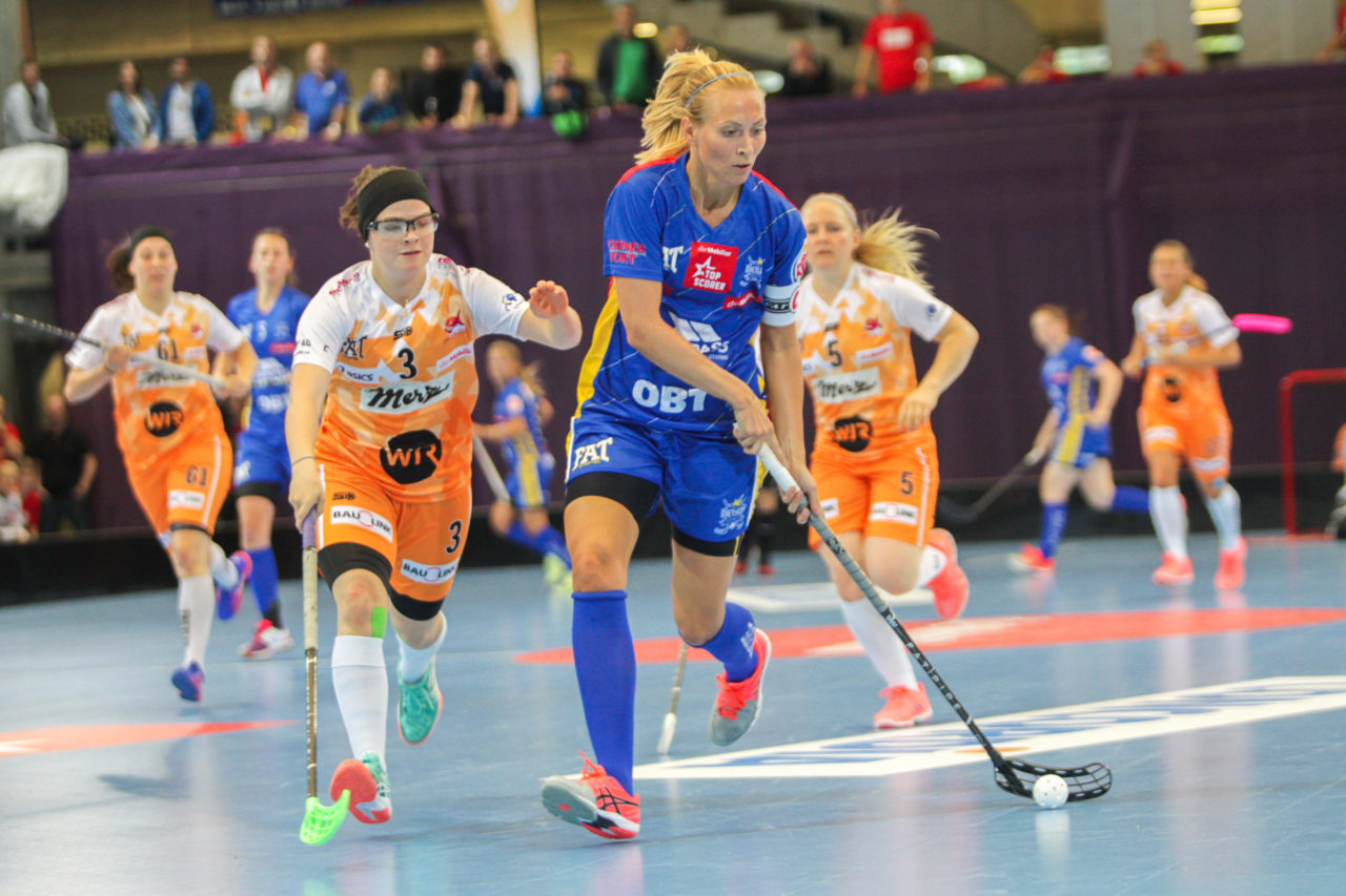 Saalsporthalle (Zürich), 02.09.2017, Unihockey Damen NLA Supercup, UHC Dietlikon - piranha chur, Michelle Wiki (Nr. 6, UHC Dietlikon) mit einem Abschlussversuch

(Claudio Schwarz, unihockey-fotos.ch)

Copyright: Claudio Schwarz, unihockey-fotos.ch – Dieses Bild wurde durch swiss unihockey lizenziert und darf ausschliesslich auf den Online-Kanälen von swiss unihockey verwendet werden. Die redaktionelle oder kommerzielle Nutzung durch Dritte (Medien, Vereine, Unternehmen oder Privatpersonen) per Download von diesem flickr-Account ist ausgeschlossen. Das Bild kann bei Interesse via unihockey-fotos.ch kostenpflichtig lizenziert werden. unihockey-fotos.ch behält sich vor, fehlbaren Medien, Vereinen, Unternehmen oder Privatpersonen Bilder mit einem Zuschlag in Rechnung zu stellen.