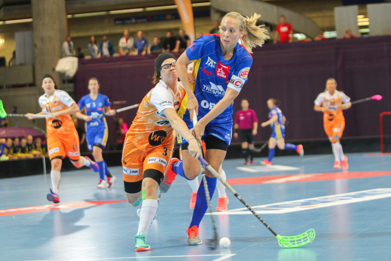 Saalsporthalle (Zürich), 02.09.2017, Unihockey Damen NLA Supercup, UHC Dietlikon - piranha chur, Luisa Cotti (Nr. 3, piranha chur) hindert Michelle Wiki (Nr. 6, UHC Dietlikon) am Abschluss

(Claudio Schwarz, unihockey-fotos.ch)

Copyright: Claudio Schwarz, unihockey-fotos.ch – Dieses Bild wurde durch swiss unihockey lizenziert und darf ausschliesslich auf den Online-Kanälen von swiss unihockey verwendet werden. Die redaktionelle oder kommerzielle Nutzung durch Dritte (Medien, Vereine, Unternehmen oder Privatpersonen) per Download von diesem flickr-Account ist ausgeschlossen. Das Bild kann bei Interesse via unihockey-fotos.ch kostenpflichtig lizenziert werden. unihockey-fotos.ch behält sich vor, fehlbaren Medien, Vereinen, Unternehmen oder Privatpersonen Bilder mit einem Zuschlag in Rechnung zu stellen.