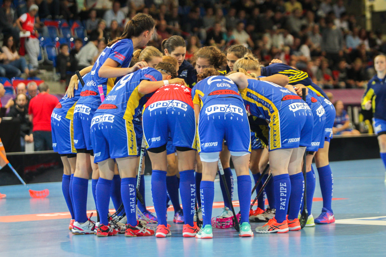 Saalsporthalle (Zürich), 02.09.2017, Unihockey Damen NLA Supercup, UHC Dietlikon - piranha chur, Torjubel UHC Dietlikon

(Claudio Schwarz, unihockey-fotos.ch)

Copyright: Claudio Schwarz, unihockey-fotos.ch – Dieses Bild wurde durch swiss unihockey lizenziert und darf ausschliesslich auf den Online-Kanälen von swiss unihockey verwendet werden. Die redaktionelle oder kommerzielle Nutzung durch Dritte (Medien, Vereine, Unternehmen oder Privatpersonen) per Download von diesem flickr-Account ist ausgeschlossen. Das Bild kann bei Interesse via unihockey-fotos.ch kostenpflichtig lizenziert werden. unihockey-fotos.ch behält sich vor, fehlbaren Medien, Vereinen, Unternehmen oder Privatpersonen Bilder mit einem Zuschlag in Rechnung zu stellen.