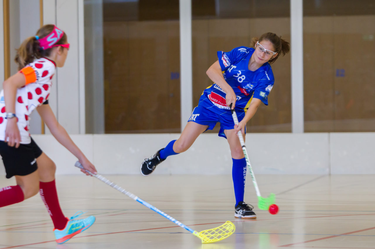 Farlifang (Zumikon), 23.09.2017, Unihockey Juniorinnen C, UHC Dietlikon - Red Ants Rychenberg Winterthur

(Claudio Schwarz, unihockey-fotos.ch)

Copyright: Claudio Schwarz, unihockey-fotos.ch – Dieses Bild wurde durch swiss unihockey lizenziert und darf ausschliesslich auf den Online-Kanälen von swiss unihockey verwendet werden. Die redaktionelle oder kommerzielle Nutzung durch Dritte (Medien, Vereine, Unternehmen oder Privatpersonen) per Download von diesem flickr-Account ist ausgeschlossen. Das Bild kann bei Interesse via unihockey-fotos.ch kostenpflichtig lizenziert werden. unihockey-fotos.ch behält sich vor, fehlbaren Medien, Vereinen, Unternehmen oder Privatpersonen Bilder mit einem Zuschlag in Rechnung zu stellen.