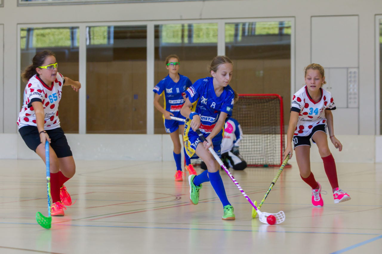 Farlifang (Zumikon), 23.09.2017, Unihockey Juniorinnen C, UHC Dietlikon - Red Ants Rychenberg Winterthur

(Claudio Schwarz, unihockey-fotos.ch)

Copyright: Claudio Schwarz, unihockey-fotos.ch – Dieses Bild wurde durch swiss unihockey lizenziert und darf ausschliesslich auf den Online-Kanälen von swiss unihockey verwendet werden. Die redaktionelle oder kommerzielle Nutzung durch Dritte (Medien, Vereine, Unternehmen oder Privatpersonen) per Download von diesem flickr-Account ist ausgeschlossen. Das Bild kann bei Interesse via unihockey-fotos.ch kostenpflichtig lizenziert werden. unihockey-fotos.ch behält sich vor, fehlbaren Medien, Vereinen, Unternehmen oder Privatpersonen Bilder mit einem Zuschlag in Rechnung zu stellen.