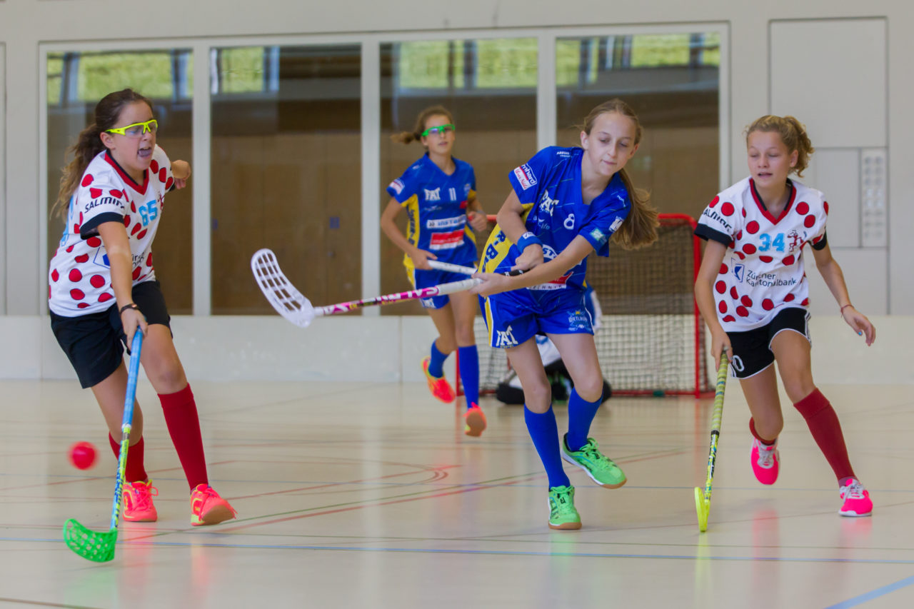 Farlifang (Zumikon), 23.09.2017, Unihockey Juniorinnen C, UHC Dietlikon - Red Ants Rychenberg Winterthur

(Claudio Schwarz, unihockey-fotos.ch)

Copyright: Claudio Schwarz, unihockey-fotos.ch – Dieses Bild wurde durch swiss unihockey lizenziert und darf ausschliesslich auf den Online-Kanälen von swiss unihockey verwendet werden. Die redaktionelle oder kommerzielle Nutzung durch Dritte (Medien, Vereine, Unternehmen oder Privatpersonen) per Download von diesem flickr-Account ist ausgeschlossen. Das Bild kann bei Interesse via unihockey-fotos.ch kostenpflichtig lizenziert werden. unihockey-fotos.ch behält sich vor, fehlbaren Medien, Vereinen, Unternehmen oder Privatpersonen Bilder mit einem Zuschlag in Rechnung zu stellen.