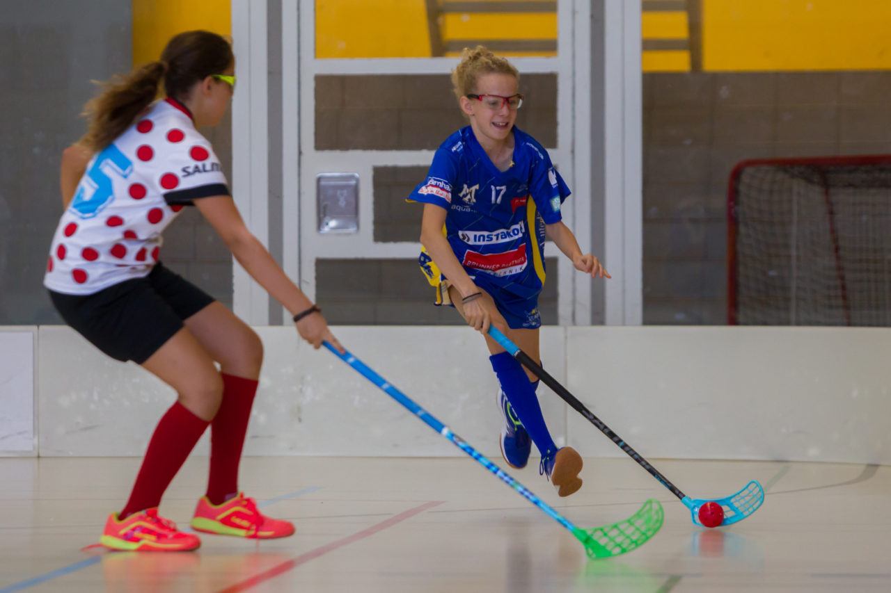 Farlifang (Zumikon), 23.09.2017, Unihockey Juniorinnen C, UHC Dietlikon - Red Ants Rychenberg Winterthur

(Claudio Schwarz, unihockey-fotos.ch)

Copyright: Claudio Schwarz, unihockey-fotos.ch – Dieses Bild wurde durch swiss unihockey lizenziert und darf ausschliesslich auf den Online-Kanälen von swiss unihockey verwendet werden. Die redaktionelle oder kommerzielle Nutzung durch Dritte (Medien, Vereine, Unternehmen oder Privatpersonen) per Download von diesem flickr-Account ist ausgeschlossen. Das Bild kann bei Interesse via unihockey-fotos.ch kostenpflichtig lizenziert werden. unihockey-fotos.ch behält sich vor, fehlbaren Medien, Vereinen, Unternehmen oder Privatpersonen Bilder mit einem Zuschlag in Rechnung zu stellen.