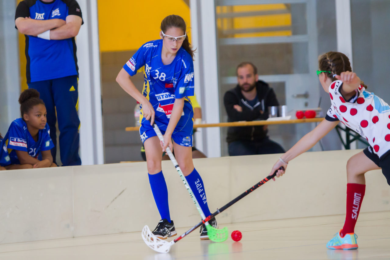 Farlifang (Zumikon), 23.09.2017, Unihockey Juniorinnen C, UHC Dietlikon - Red Ants Rychenberg Winterthur

(Claudio Schwarz, unihockey-fotos.ch)

Copyright: Claudio Schwarz, unihockey-fotos.ch – Dieses Bild wurde durch swiss unihockey lizenziert und darf ausschliesslich auf den Online-Kanälen von swiss unihockey verwendet werden. Die redaktionelle oder kommerzielle Nutzung durch Dritte (Medien, Vereine, Unternehmen oder Privatpersonen) per Download von diesem flickr-Account ist ausgeschlossen. Das Bild kann bei Interesse via unihockey-fotos.ch kostenpflichtig lizenziert werden. unihockey-fotos.ch behält sich vor, fehlbaren Medien, Vereinen, Unternehmen oder Privatpersonen Bilder mit einem Zuschlag in Rechnung zu stellen.