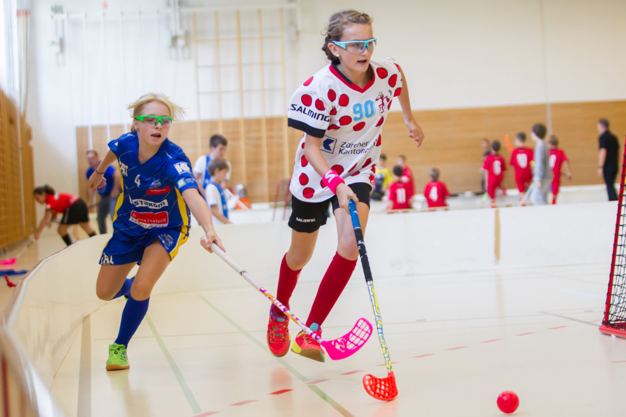 Farlifang (Zumikon), 23.09.2017, Unihockey Juniorinnen C, UHC Dietlikon - Red Ants Rychenberg Winterthur

(Claudio Schwarz, unihockey-fotos.ch)

Copyright: Claudio Schwarz, unihockey-fotos.ch – Dieses Bild wurde durch swiss unihockey lizenziert und darf ausschliesslich auf den Online-Kanälen von swiss unihockey verwendet werden. Die redaktionelle oder kommerzielle Nutzung durch Dritte (Medien, Vereine, Unternehmen oder Privatpersonen) per Download von diesem flickr-Account ist ausgeschlossen. Das Bild kann bei Interesse via unihockey-fotos.ch kostenpflichtig lizenziert werden. unihockey-fotos.ch behält sich vor, fehlbaren Medien, Vereinen, Unternehmen oder Privatpersonen Bilder mit einem Zuschlag in Rechnung zu stellen.