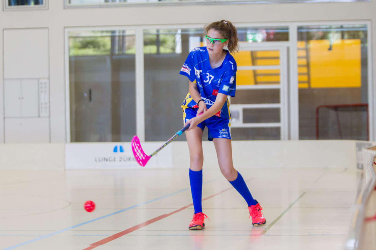 Farlifang (Zumikon), 23.09.2017, Unihockey Juniorinnen C, UHC Dietlikon - Red Ants Rychenberg Winterthur

(Claudio Schwarz, unihockey-fotos.ch)

Copyright: Claudio Schwarz, unihockey-fotos.ch – Dieses Bild wurde durch swiss unihockey lizenziert und darf ausschliesslich auf den Online-Kanälen von swiss unihockey verwendet werden. Die redaktionelle oder kommerzielle Nutzung durch Dritte (Medien, Vereine, Unternehmen oder Privatpersonen) per Download von diesem flickr-Account ist ausgeschlossen. Das Bild kann bei Interesse via unihockey-fotos.ch kostenpflichtig lizenziert werden. unihockey-fotos.ch behält sich vor, fehlbaren Medien, Vereinen, Unternehmen oder Privatpersonen Bilder mit einem Zuschlag in Rechnung zu stellen.