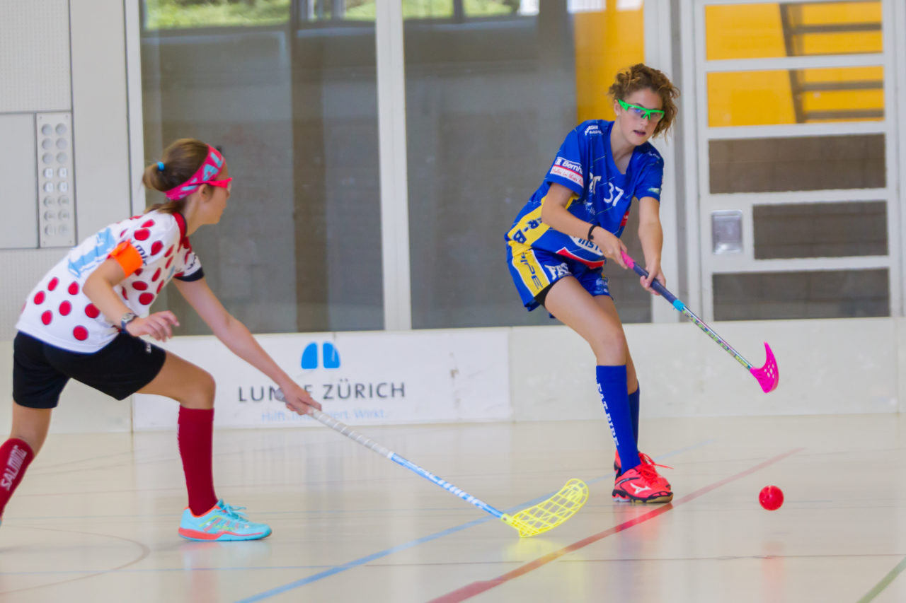 Farlifang (Zumikon), 23.09.2017, Unihockey Juniorinnen C, UHC Dietlikon - Red Ants Rychenberg Winterthur

(Claudio Schwarz, unihockey-fotos.ch)

Copyright: Claudio Schwarz, unihockey-fotos.ch – Dieses Bild wurde durch swiss unihockey lizenziert und darf ausschliesslich auf den Online-Kanälen von swiss unihockey verwendet werden. Die redaktionelle oder kommerzielle Nutzung durch Dritte (Medien, Vereine, Unternehmen oder Privatpersonen) per Download von diesem flickr-Account ist ausgeschlossen. Das Bild kann bei Interesse via unihockey-fotos.ch kostenpflichtig lizenziert werden. unihockey-fotos.ch behält sich vor, fehlbaren Medien, Vereinen, Unternehmen oder Privatpersonen Bilder mit einem Zuschlag in Rechnung zu stellen.