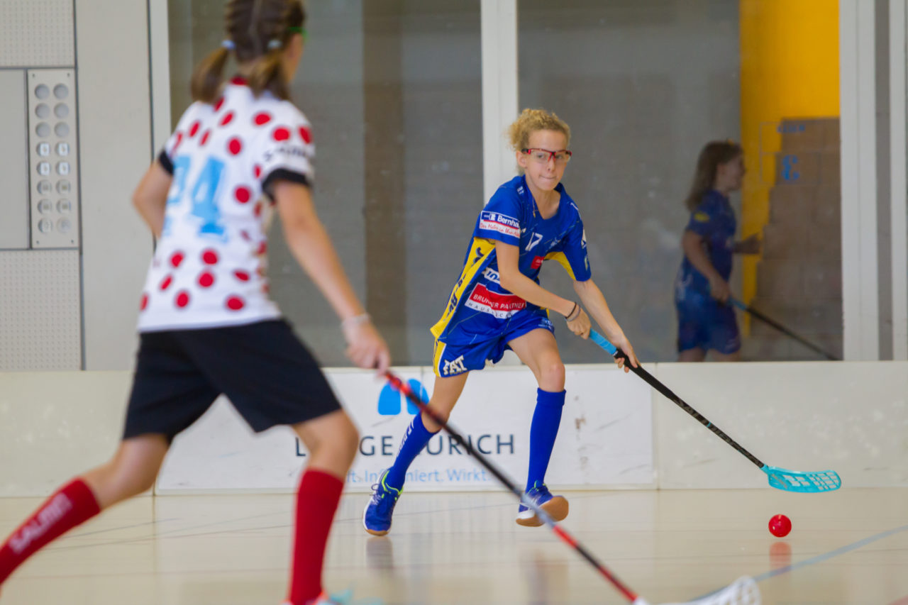 Farlifang (Zumikon), 23.09.2017, Unihockey Juniorinnen C, UHC Dietlikon - Red Ants Rychenberg Winterthur

(Claudio Schwarz, unihockey-fotos.ch)

Copyright: Claudio Schwarz, unihockey-fotos.ch – Dieses Bild wurde durch swiss unihockey lizenziert und darf ausschliesslich auf den Online-Kanälen von swiss unihockey verwendet werden. Die redaktionelle oder kommerzielle Nutzung durch Dritte (Medien, Vereine, Unternehmen oder Privatpersonen) per Download von diesem flickr-Account ist ausgeschlossen. Das Bild kann bei Interesse via unihockey-fotos.ch kostenpflichtig lizenziert werden. unihockey-fotos.ch behält sich vor, fehlbaren Medien, Vereinen, Unternehmen oder Privatpersonen Bilder mit einem Zuschlag in Rechnung zu stellen.