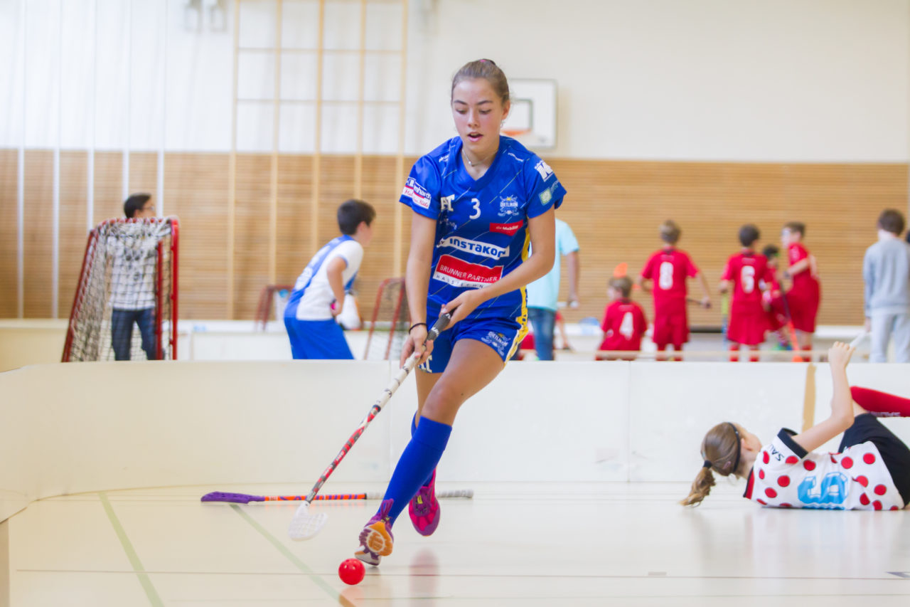 Farlifang (Zumikon), 23.09.2017, Unihockey Juniorinnen C, UHC Dietlikon - Red Ants Rychenberg Winterthur

(Claudio Schwarz, unihockey-fotos.ch)

Copyright: Claudio Schwarz, unihockey-fotos.ch – Dieses Bild wurde durch swiss unihockey lizenziert und darf ausschliesslich auf den Online-Kanälen von swiss unihockey verwendet werden. Die redaktionelle oder kommerzielle Nutzung durch Dritte (Medien, Vereine, Unternehmen oder Privatpersonen) per Download von diesem flickr-Account ist ausgeschlossen. Das Bild kann bei Interesse via unihockey-fotos.ch kostenpflichtig lizenziert werden. unihockey-fotos.ch behält sich vor, fehlbaren Medien, Vereinen, Unternehmen oder Privatpersonen Bilder mit einem Zuschlag in Rechnung zu stellen.
