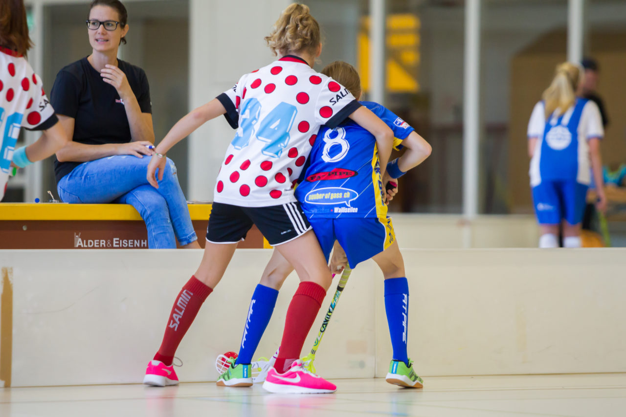 Farlifang (Zumikon), 23.09.2017, Unihockey Juniorinnen C, UHC Dietlikon - Red Ants Rychenberg Winterthur

(Claudio Schwarz, unihockey-fotos.ch)

Copyright: Claudio Schwarz, unihockey-fotos.ch – Dieses Bild wurde durch swiss unihockey lizenziert und darf ausschliesslich auf den Online-Kanälen von swiss unihockey verwendet werden. Die redaktionelle oder kommerzielle Nutzung durch Dritte (Medien, Vereine, Unternehmen oder Privatpersonen) per Download von diesem flickr-Account ist ausgeschlossen. Das Bild kann bei Interesse via unihockey-fotos.ch kostenpflichtig lizenziert werden. unihockey-fotos.ch behält sich vor, fehlbaren Medien, Vereinen, Unternehmen oder Privatpersonen Bilder mit einem Zuschlag in Rechnung zu stellen.