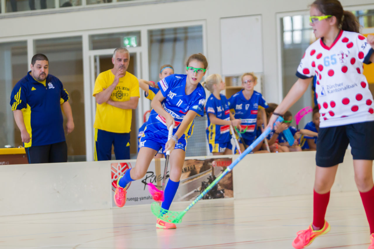 Farlifang (Zumikon), 23.09.2017, Unihockey Juniorinnen C, UHC Dietlikon - Red Ants Rychenberg Winterthur

(Claudio Schwarz, unihockey-fotos.ch)

Copyright: Claudio Schwarz, unihockey-fotos.ch – Dieses Bild wurde durch swiss unihockey lizenziert und darf ausschliesslich auf den Online-Kanälen von swiss unihockey verwendet werden. Die redaktionelle oder kommerzielle Nutzung durch Dritte (Medien, Vereine, Unternehmen oder Privatpersonen) per Download von diesem flickr-Account ist ausgeschlossen. Das Bild kann bei Interesse via unihockey-fotos.ch kostenpflichtig lizenziert werden. unihockey-fotos.ch behält sich vor, fehlbaren Medien, Vereinen, Unternehmen oder Privatpersonen Bilder mit einem Zuschlag in Rechnung zu stellen.