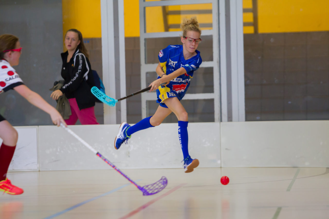 Farlifang (Zumikon), 23.09.2017, Unihockey Juniorinnen C, UHC Dietlikon - Red Ants Rychenberg Winterthur

(Claudio Schwarz, unihockey-fotos.ch)

Copyright: Claudio Schwarz, unihockey-fotos.ch – Dieses Bild wurde durch swiss unihockey lizenziert und darf ausschliesslich auf den Online-Kanälen von swiss unihockey verwendet werden. Die redaktionelle oder kommerzielle Nutzung durch Dritte (Medien, Vereine, Unternehmen oder Privatpersonen) per Download von diesem flickr-Account ist ausgeschlossen. Das Bild kann bei Interesse via unihockey-fotos.ch kostenpflichtig lizenziert werden. unihockey-fotos.ch behält sich vor, fehlbaren Medien, Vereinen, Unternehmen oder Privatpersonen Bilder mit einem Zuschlag in Rechnung zu stellen.