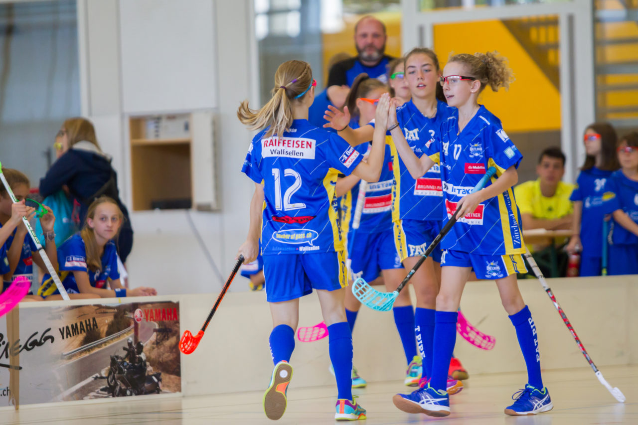 Farlifang (Zumikon), 23.09.2017, Unihockey Juniorinnen C, UHC Dietlikon - Red Ants Rychenberg Winterthur

(Claudio Schwarz, unihockey-fotos.ch)

Copyright: Claudio Schwarz, unihockey-fotos.ch – Dieses Bild wurde durch swiss unihockey lizenziert und darf ausschliesslich auf den Online-Kanälen von swiss unihockey verwendet werden. Die redaktionelle oder kommerzielle Nutzung durch Dritte (Medien, Vereine, Unternehmen oder Privatpersonen) per Download von diesem flickr-Account ist ausgeschlossen. Das Bild kann bei Interesse via unihockey-fotos.ch kostenpflichtig lizenziert werden. unihockey-fotos.ch behält sich vor, fehlbaren Medien, Vereinen, Unternehmen oder Privatpersonen Bilder mit einem Zuschlag in Rechnung zu stellen.
