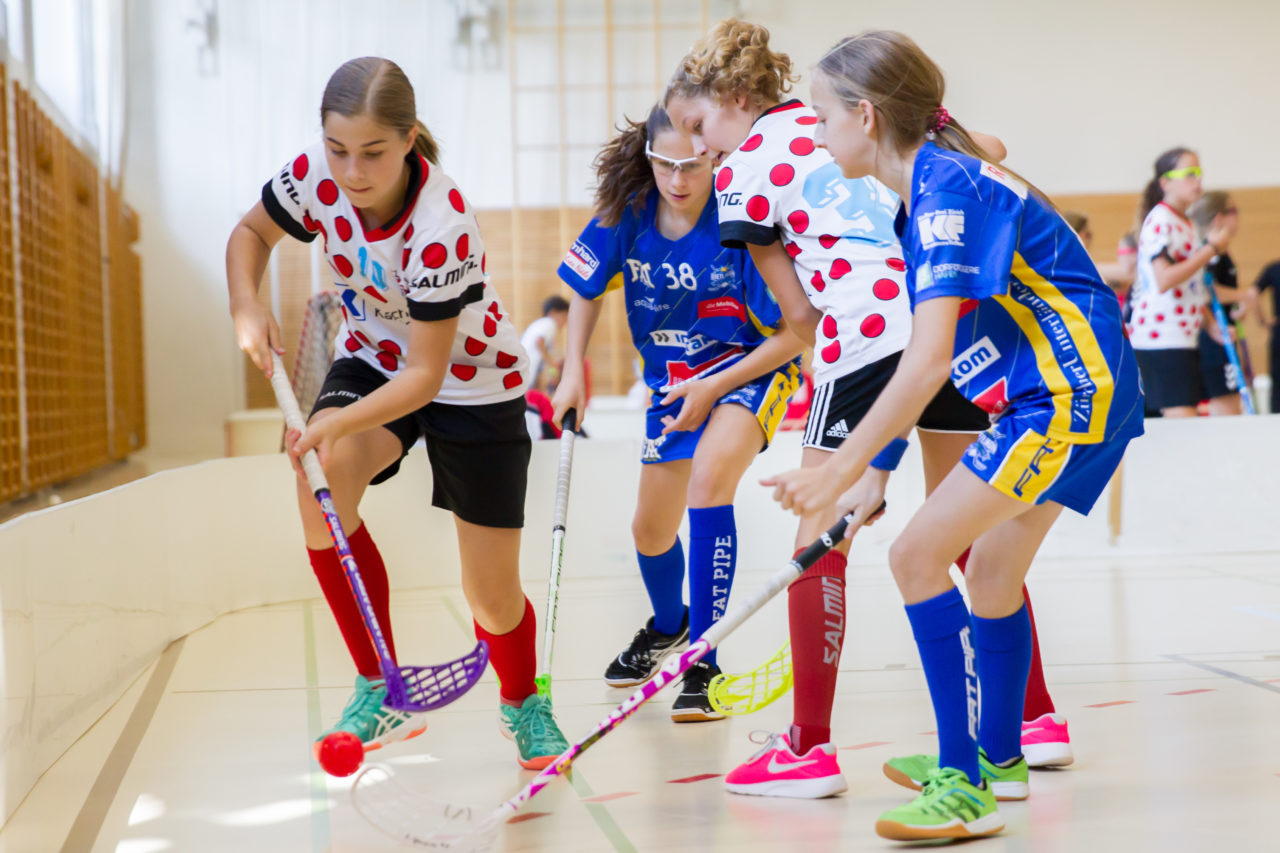 Farlifang (Zumikon), 23.09.2017, Unihockey Juniorinnen C, UHC Dietlikon - Red Ants Rychenberg Winterthur

(Claudio Schwarz, unihockey-fotos.ch)

Copyright: Claudio Schwarz, unihockey-fotos.ch – Dieses Bild wurde durch swiss unihockey lizenziert und darf ausschliesslich auf den Online-Kanälen von swiss unihockey verwendet werden. Die redaktionelle oder kommerzielle Nutzung durch Dritte (Medien, Vereine, Unternehmen oder Privatpersonen) per Download von diesem flickr-Account ist ausgeschlossen. Das Bild kann bei Interesse via unihockey-fotos.ch kostenpflichtig lizenziert werden. unihockey-fotos.ch behält sich vor, fehlbaren Medien, Vereinen, Unternehmen oder Privatpersonen Bilder mit einem Zuschlag in Rechnung zu stellen.
