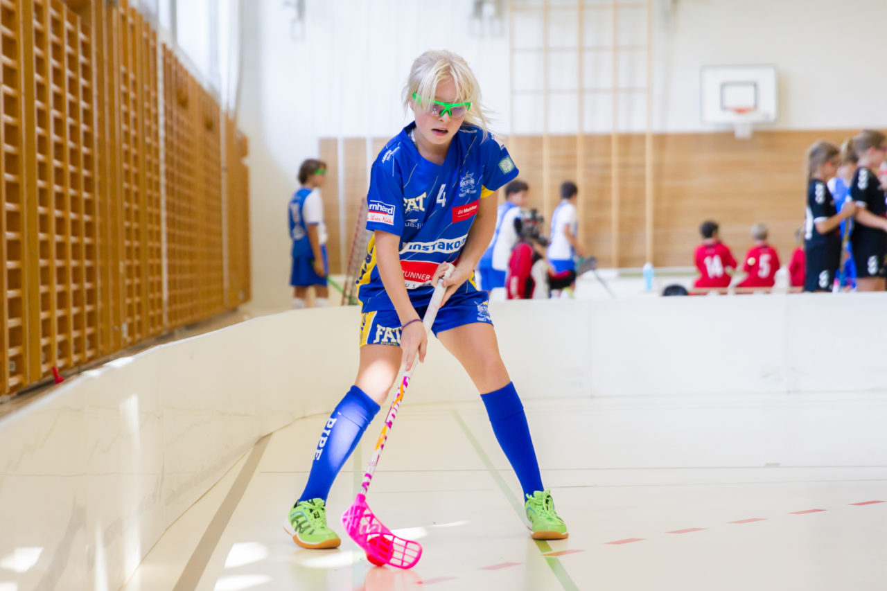 Farlifang (Zumikon), 23.09.2017, Unihockey Juniorinnen C, UHC Dietlikon - Red Ants Rychenberg Winterthur

(Claudio Schwarz, unihockey-fotos.ch)

Copyright: Claudio Schwarz, unihockey-fotos.ch – Dieses Bild wurde durch swiss unihockey lizenziert und darf ausschliesslich auf den Online-Kanälen von swiss unihockey verwendet werden. Die redaktionelle oder kommerzielle Nutzung durch Dritte (Medien, Vereine, Unternehmen oder Privatpersonen) per Download von diesem flickr-Account ist ausgeschlossen. Das Bild kann bei Interesse via unihockey-fotos.ch kostenpflichtig lizenziert werden. unihockey-fotos.ch behält sich vor, fehlbaren Medien, Vereinen, Unternehmen oder Privatpersonen Bilder mit einem Zuschlag in Rechnung zu stellen.