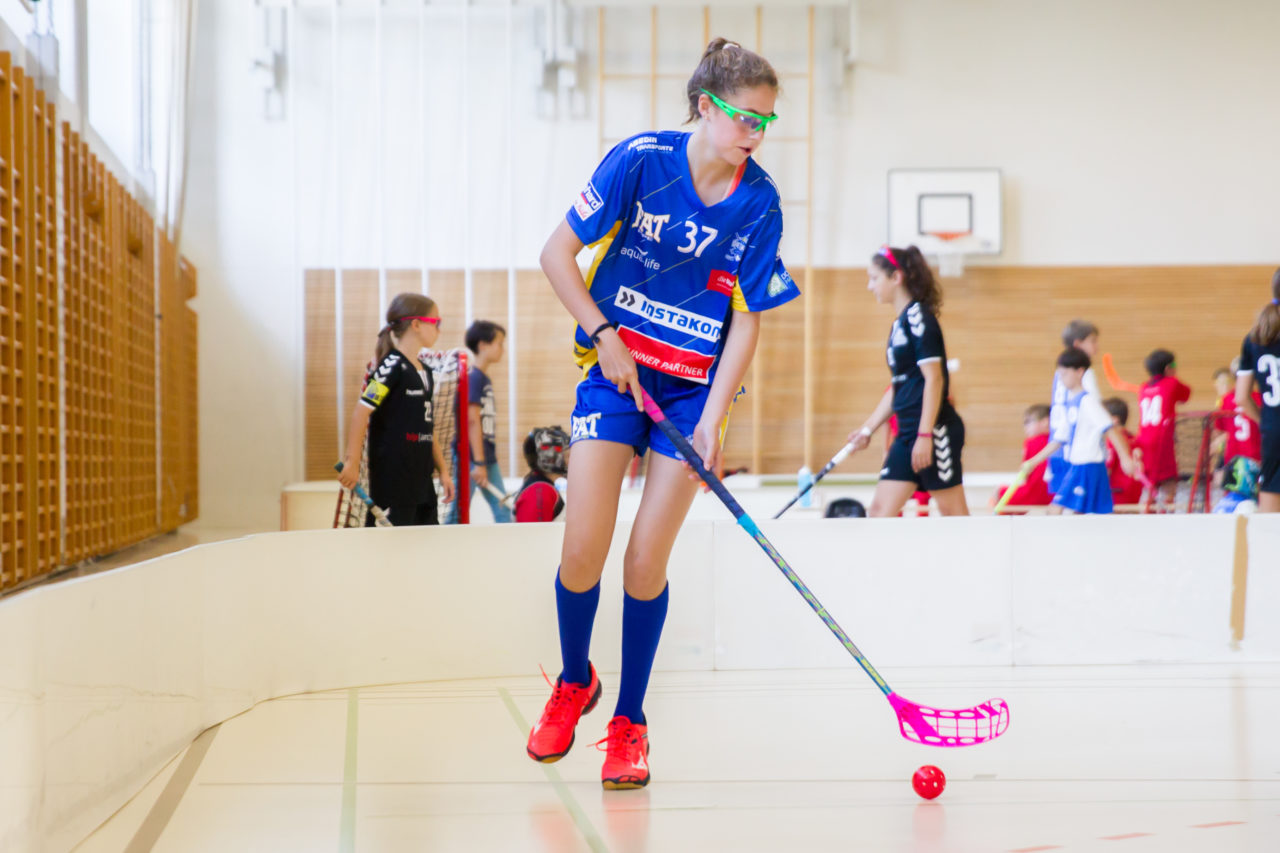 Farlifang (Zumikon), 23.09.2017, Unihockey Juniorinnen C, UHC Dietlikon - Red Ants Rychenberg Winterthur

(Claudio Schwarz, unihockey-fotos.ch)

Copyright: Claudio Schwarz, unihockey-fotos.ch – Dieses Bild wurde durch swiss unihockey lizenziert und darf ausschliesslich auf den Online-Kanälen von swiss unihockey verwendet werden. Die redaktionelle oder kommerzielle Nutzung durch Dritte (Medien, Vereine, Unternehmen oder Privatpersonen) per Download von diesem flickr-Account ist ausgeschlossen. Das Bild kann bei Interesse via unihockey-fotos.ch kostenpflichtig lizenziert werden. unihockey-fotos.ch behält sich vor, fehlbaren Medien, Vereinen, Unternehmen oder Privatpersonen Bilder mit einem Zuschlag in Rechnung zu stellen.