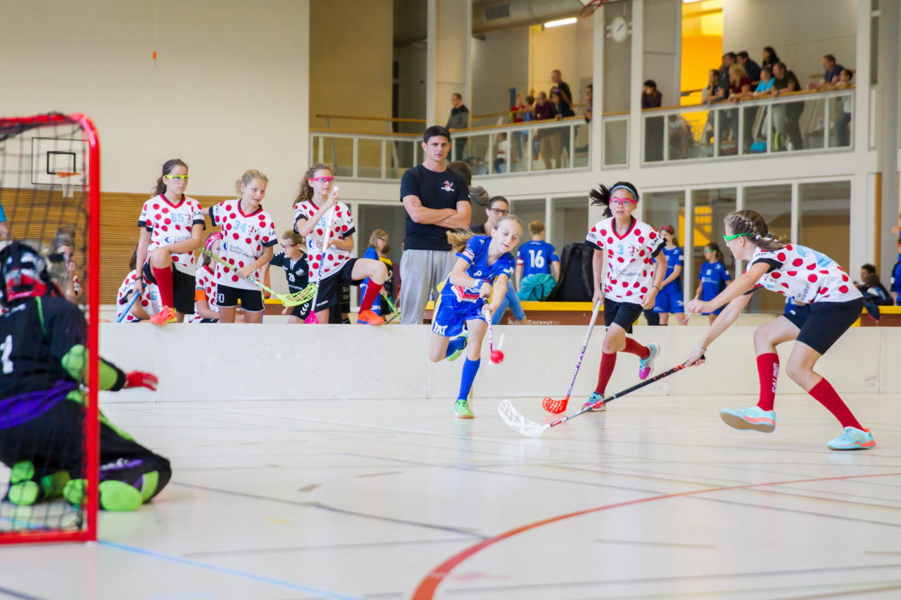 Farlifang (Zumikon), 23.09.2017, Unihockey Juniorinnen C, UHC Dietlikon - Red Ants Rychenberg Winterthur

(Claudio Schwarz, unihockey-fotos.ch)

Copyright: Claudio Schwarz, unihockey-fotos.ch – Dieses Bild wurde durch swiss unihockey lizenziert und darf ausschliesslich auf den Online-Kanälen von swiss unihockey verwendet werden. Die redaktionelle oder kommerzielle Nutzung durch Dritte (Medien, Vereine, Unternehmen oder Privatpersonen) per Download von diesem flickr-Account ist ausgeschlossen. Das Bild kann bei Interesse via unihockey-fotos.ch kostenpflichtig lizenziert werden. unihockey-fotos.ch behält sich vor, fehlbaren Medien, Vereinen, Unternehmen oder Privatpersonen Bilder mit einem Zuschlag in Rechnung zu stellen.