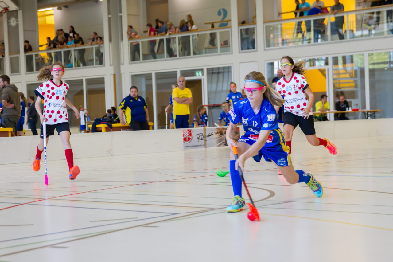 Farlifang (Zumikon), 23.09.2017, Unihockey Juniorinnen C, UHC Dietlikon - Red Ants Rychenberg Winterthur

(Claudio Schwarz, unihockey-fotos.ch)

Copyright: Claudio Schwarz, unihockey-fotos.ch – Dieses Bild wurde durch swiss unihockey lizenziert und darf ausschliesslich auf den Online-Kanälen von swiss unihockey verwendet werden. Die redaktionelle oder kommerzielle Nutzung durch Dritte (Medien, Vereine, Unternehmen oder Privatpersonen) per Download von diesem flickr-Account ist ausgeschlossen. Das Bild kann bei Interesse via unihockey-fotos.ch kostenpflichtig lizenziert werden. unihockey-fotos.ch behält sich vor, fehlbaren Medien, Vereinen, Unternehmen oder Privatpersonen Bilder mit einem Zuschlag in Rechnung zu stellen.